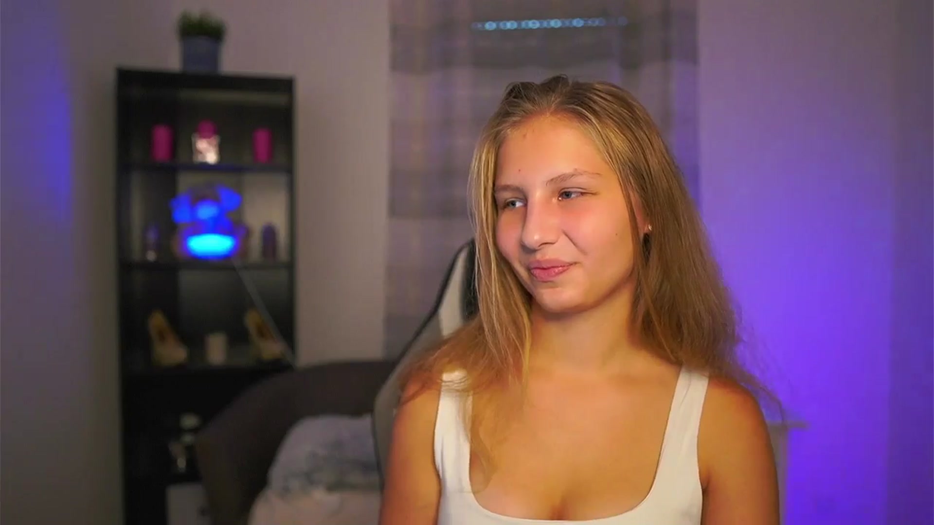 Gallery image thumbnail from Emmie_murray's myfreecams stream on, 10/31/2025, 15:06 image 2 of 20