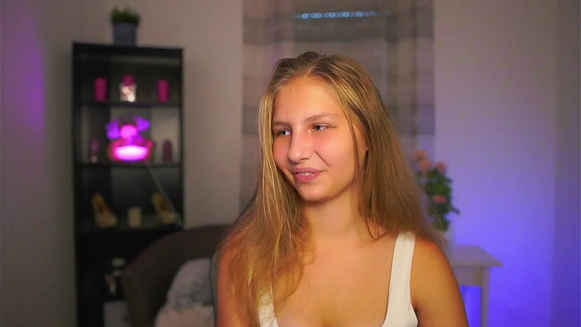 Gallery image thumbnail from Emmie_murray's myfreecams stream on, 10/31/2025, 15:06 image 5 of 20