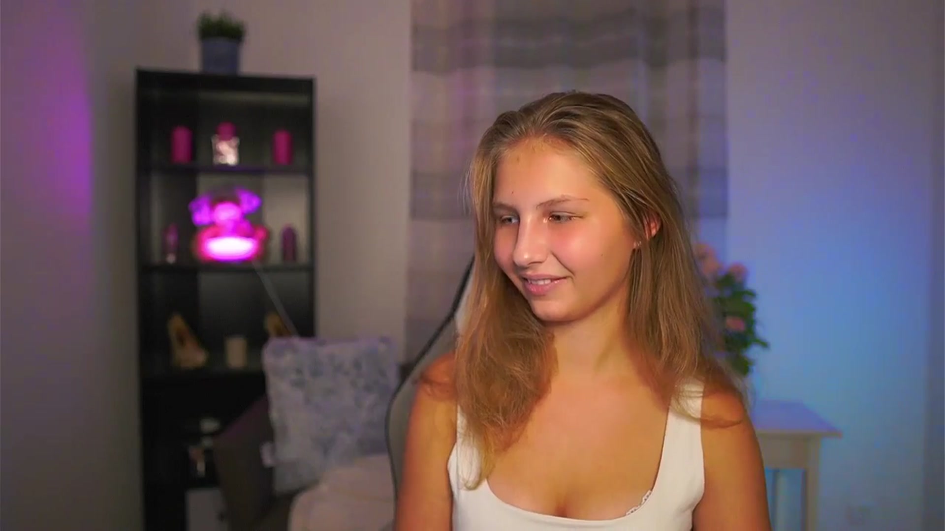 Gallery image thumbnail from Emmie_murray's myfreecams stream on, 10/31/2025, 15:44 image 12 of 20
