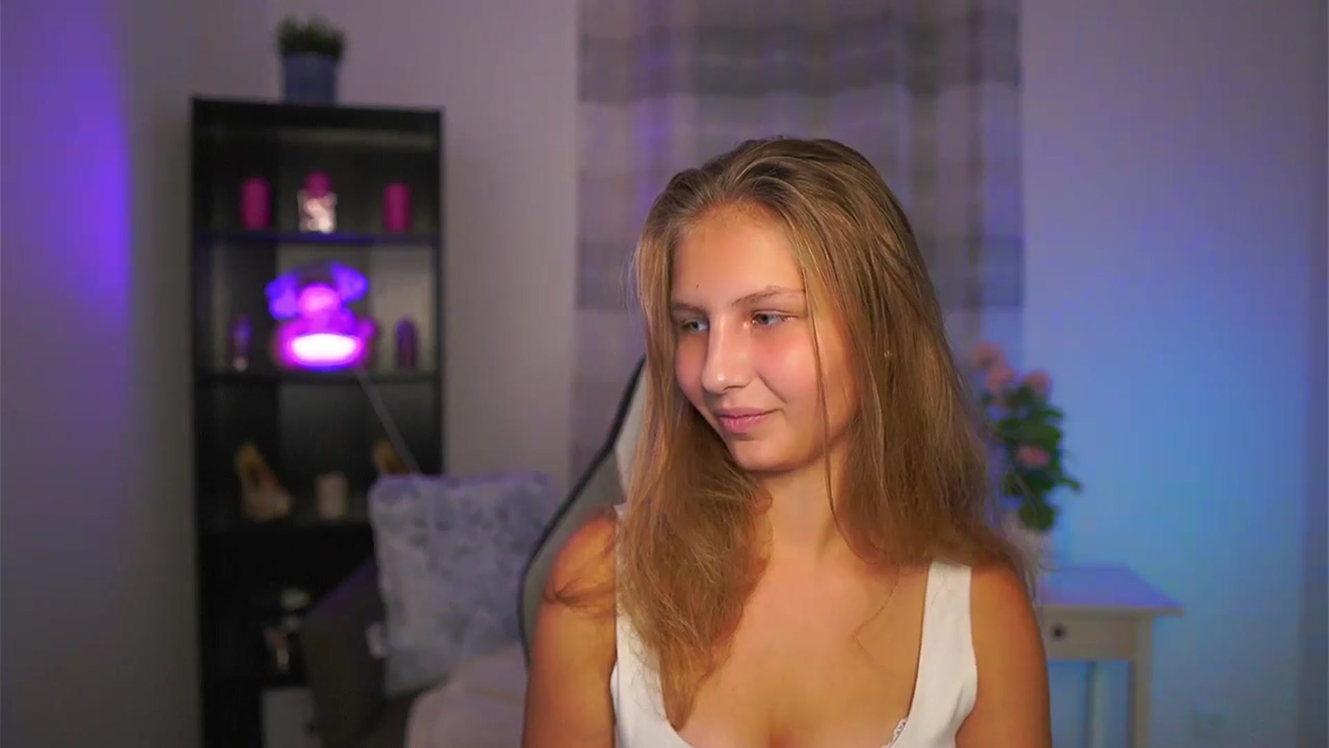 Gallery image thumbnail from Emmie_murray's myfreecams stream on, 10/31/2025, 15:44 image 14 of 20