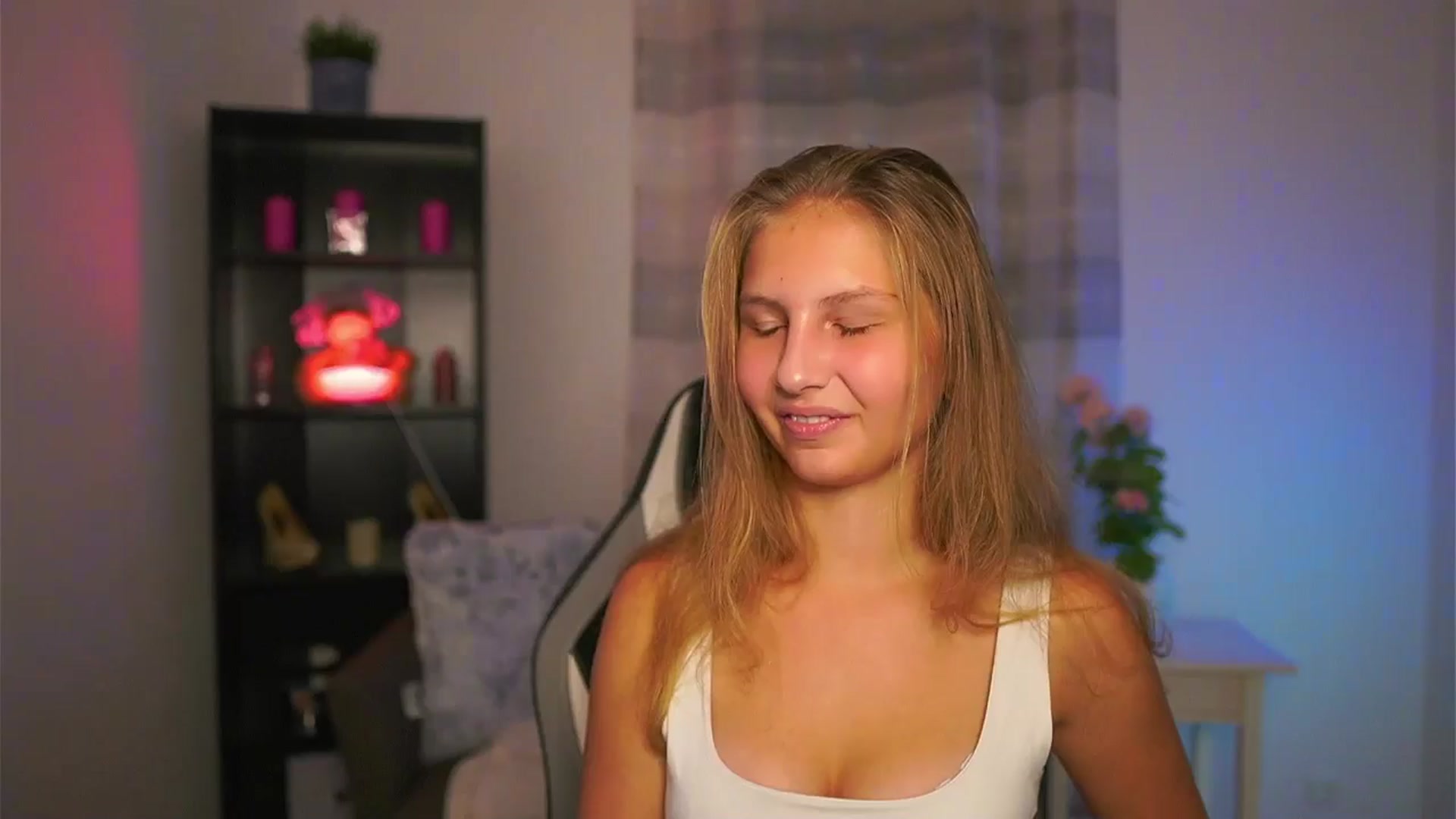 Gallery image thumbnail from Emmie_murray's myfreecams stream on, 10/31/2025, 15:44 image 7 of 20