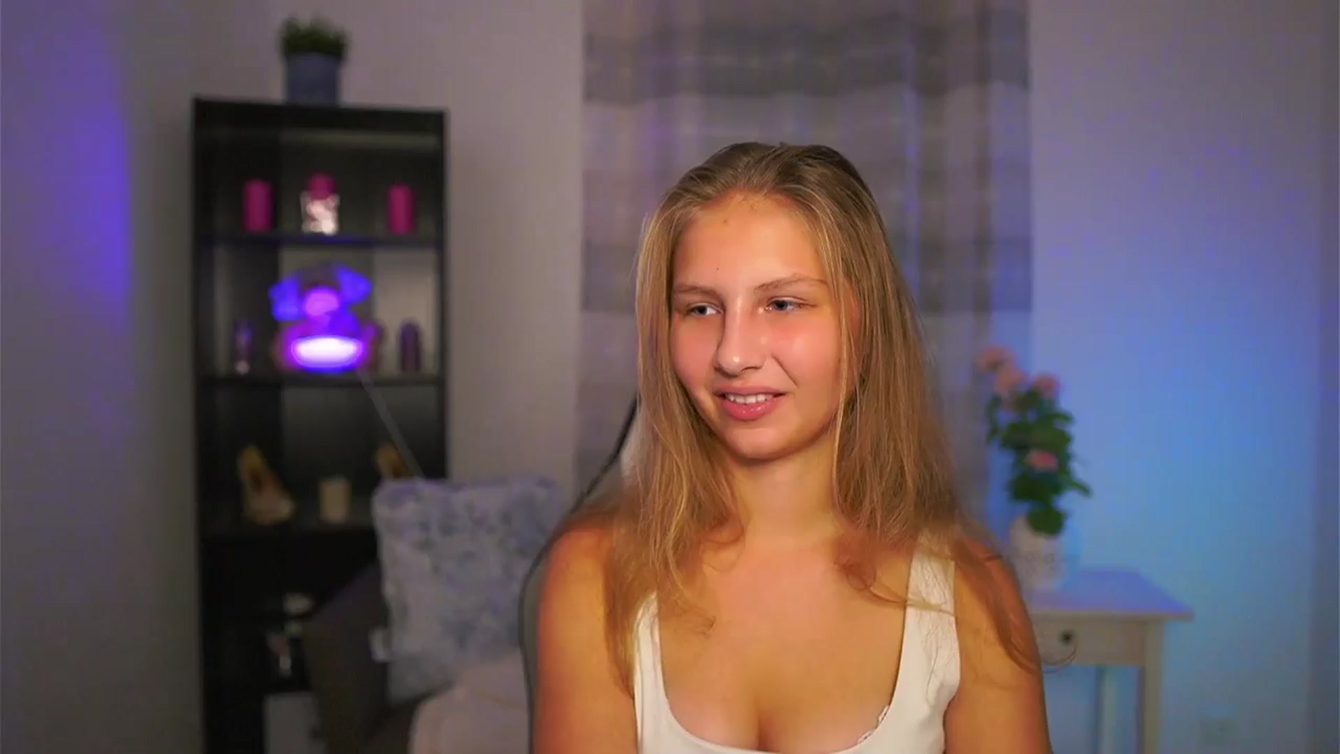 Gallery image thumbnail from Emmie_murray's myfreecams stream on, 10/31/2025, 15:44 image 8 of 20