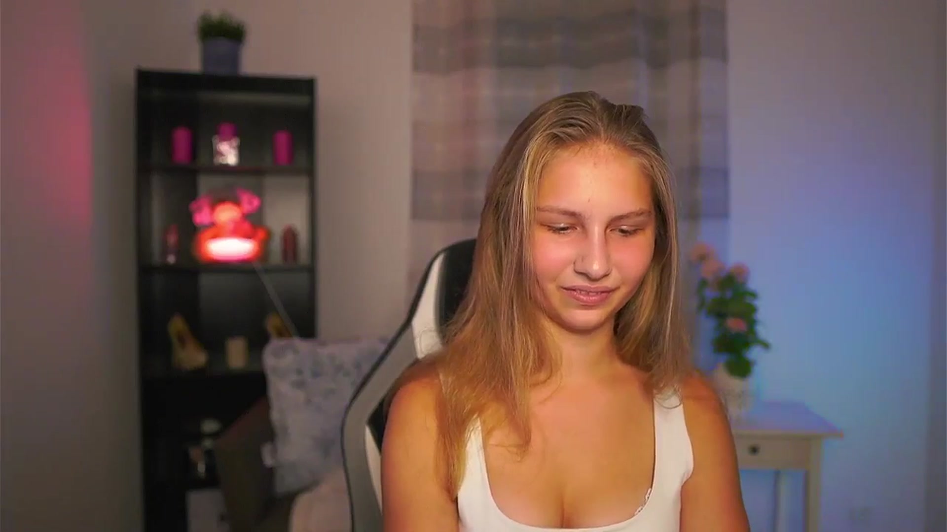 Gallery image thumbnail from Emmie_murray's myfreecams stream on, 10/31/2025, 15:44 image 6 of 20