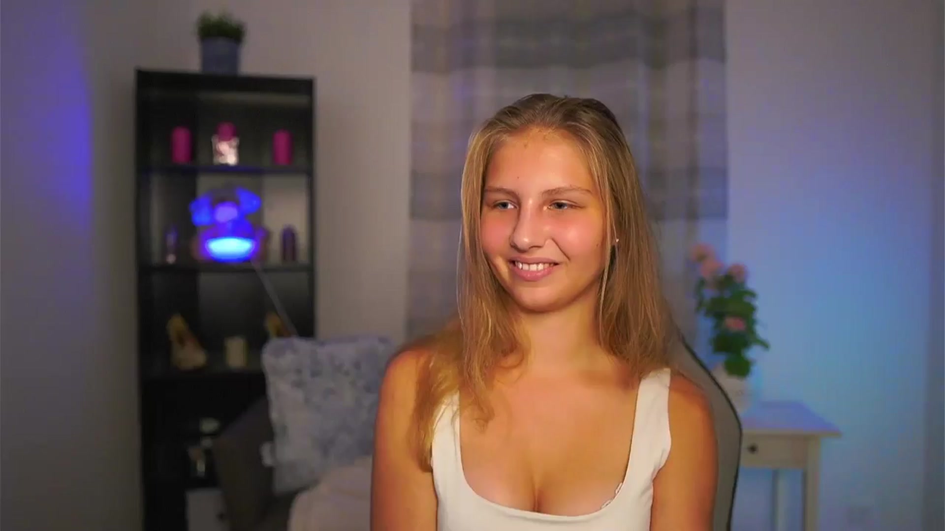 Gallery image thumbnail from Emmie_murray's myfreecams stream on, 10/31/2025, 15:44 image 5 of 20