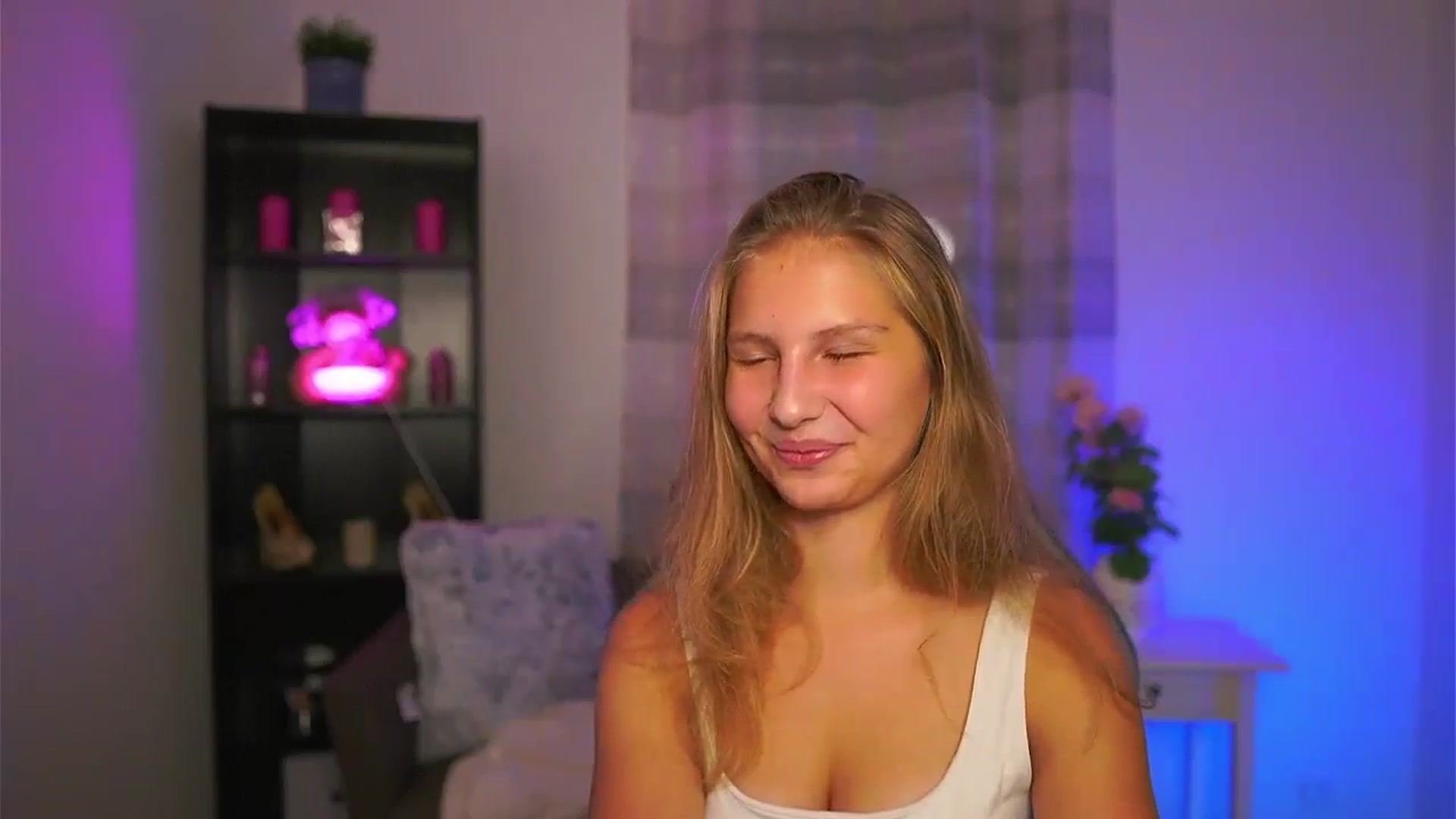 Gallery image thumbnail from Emmie_murray's myfreecams stream on, 10/31/2025, 17:16 image 12 of 20