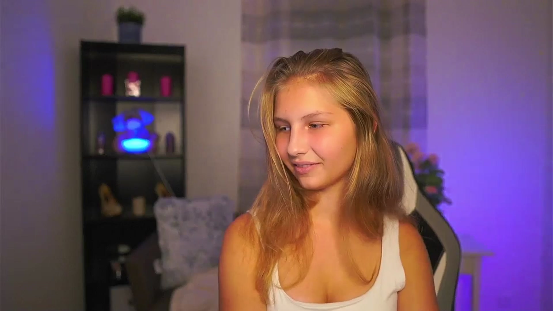 Gallery image thumbnail from Emmie_murray's myfreecams stream on, 10/31/2025, 17:16 image 5 of 20
