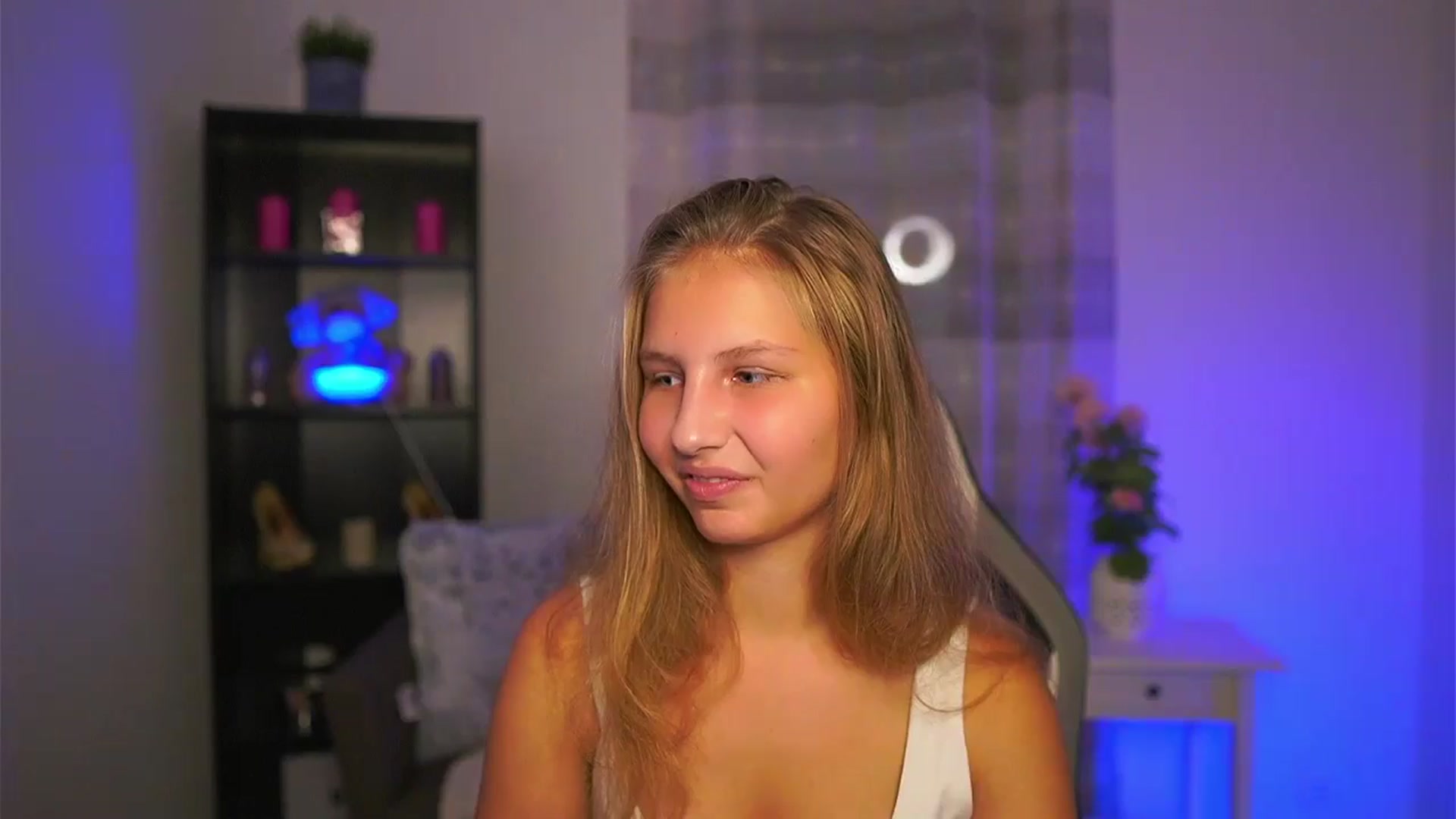 Gallery image thumbnail from Emmie_murray's myfreecams stream on, 10/31/2025, 17:16 image 16 of 20