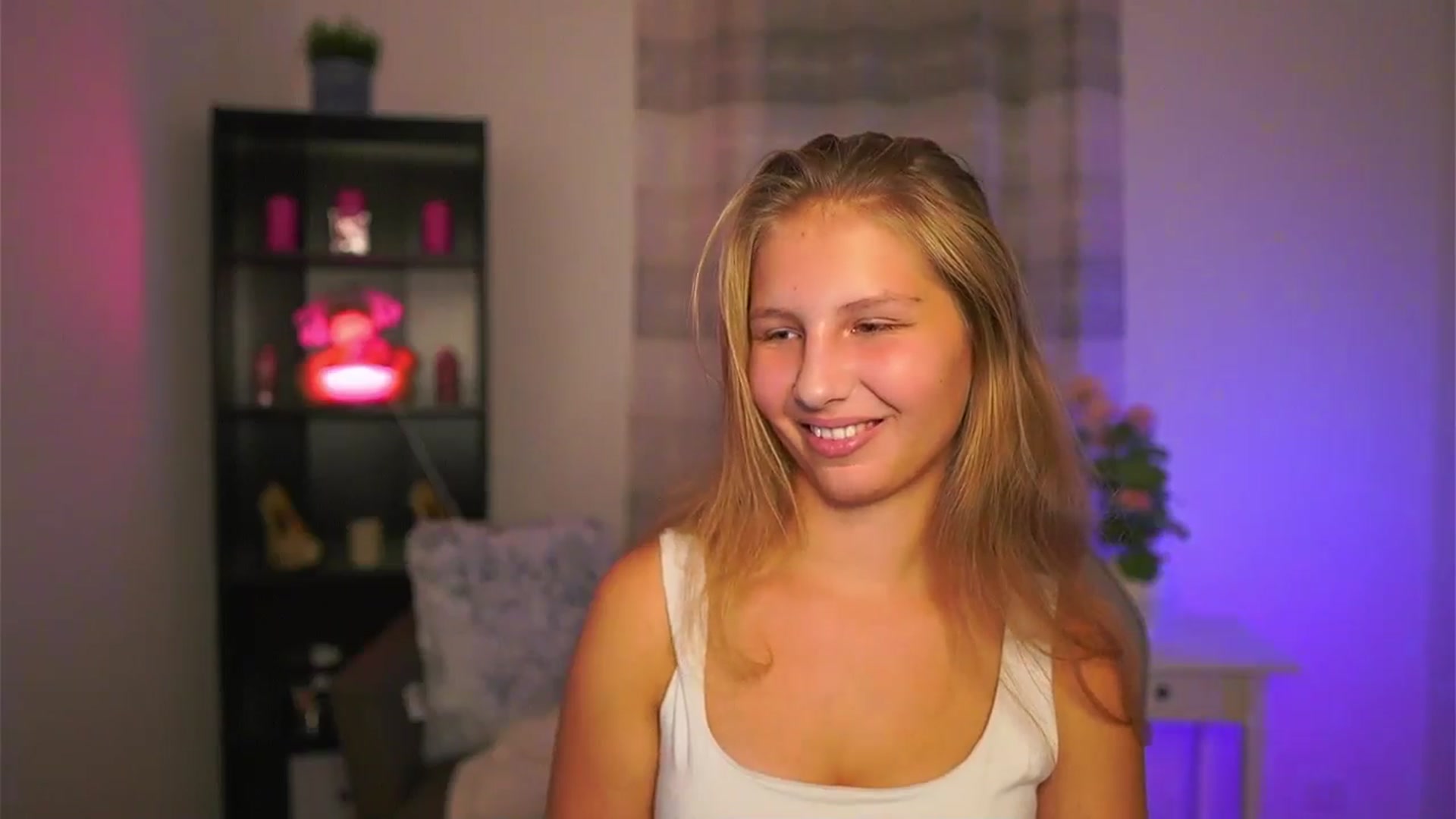 Gallery image thumbnail from Emmie_murray's myfreecams stream on, 10/31/2025, 17:16 image 7 of 20