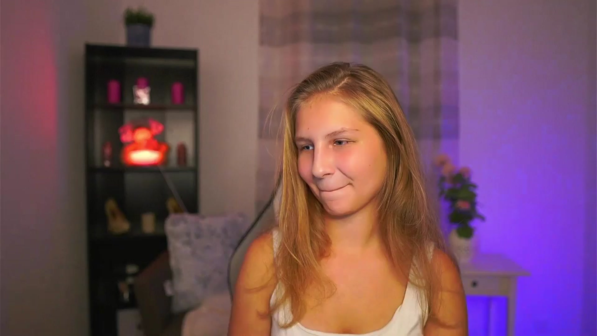 Gallery image thumbnail from Emmie_murray's myfreecams stream on, 10/31/2025, 17:16 image 1 of 20