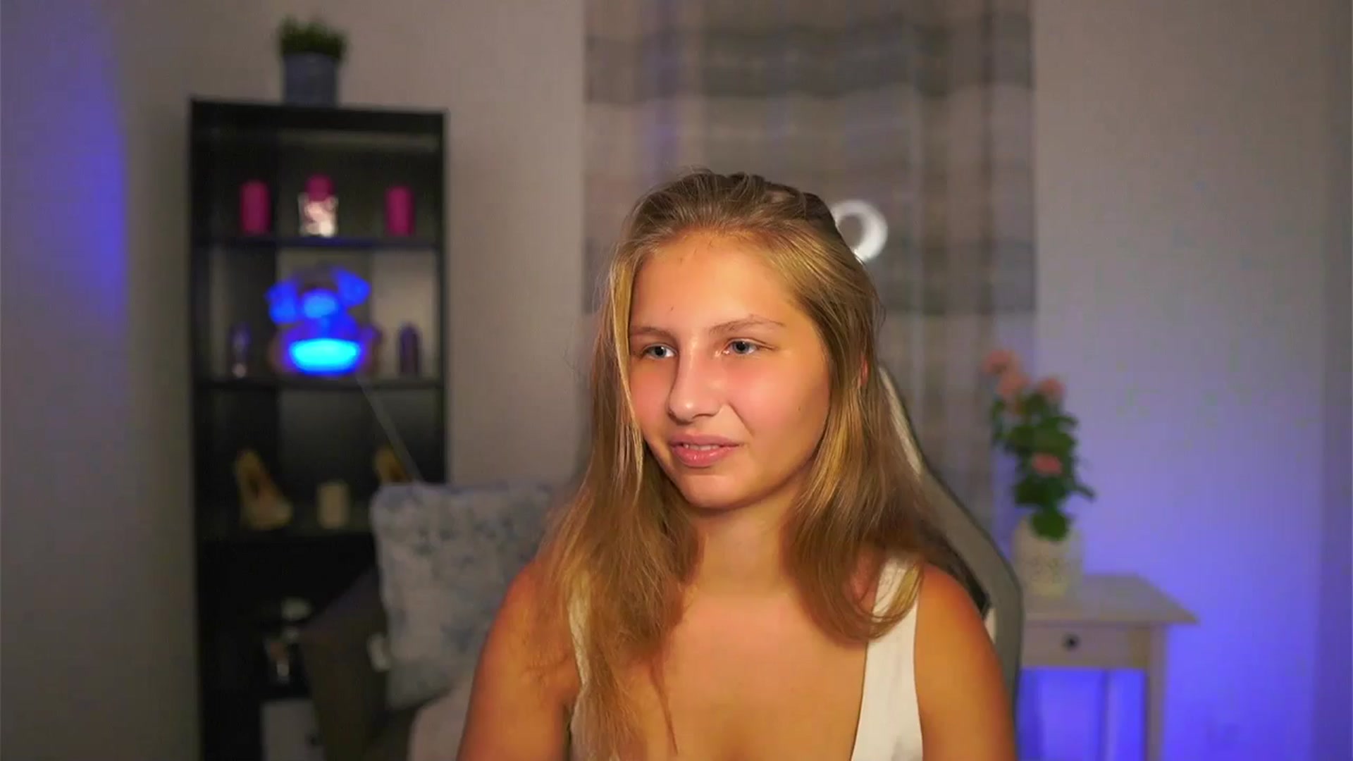 Gallery image thumbnail from Emmie_murray's myfreecams stream on, 10/31/2025, 17:16 image 17 of 20