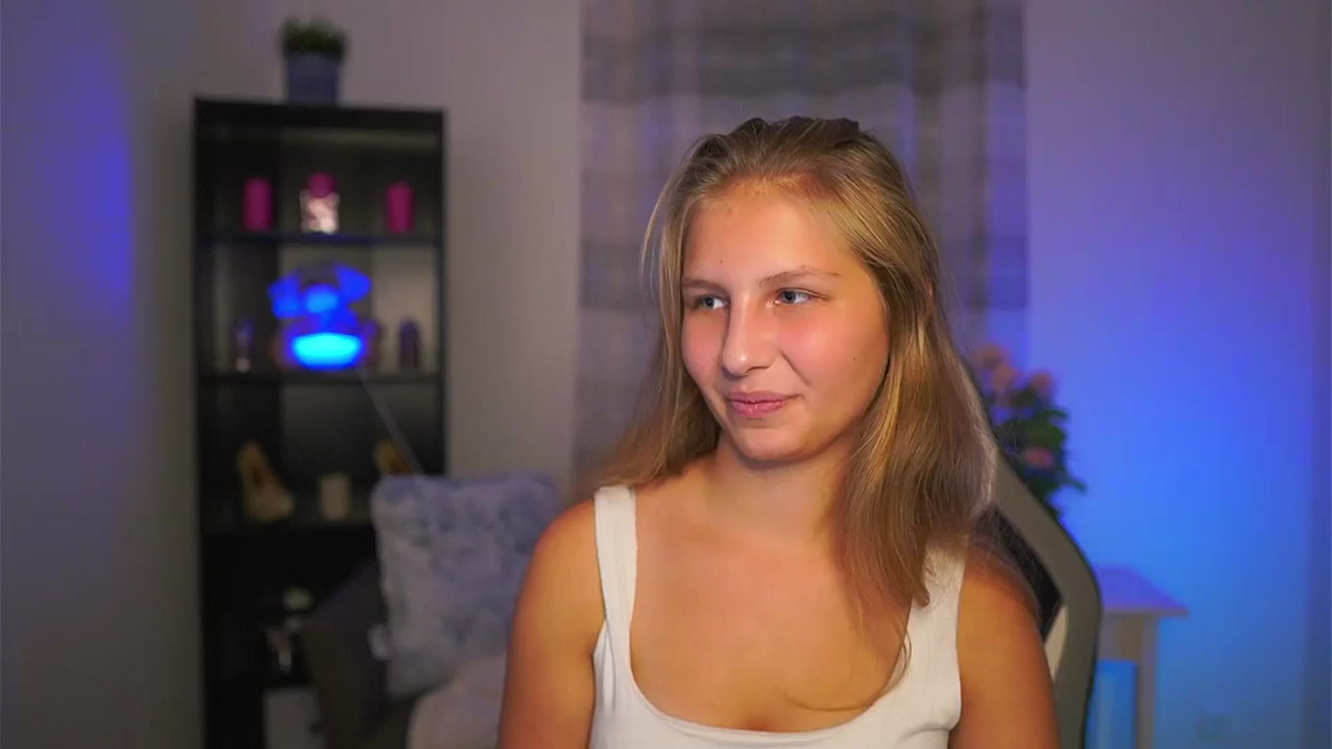Gallery image thumbnail from Emmie_murray's myfreecams stream on, 10/31/2025, 17:16 image 6 of 20