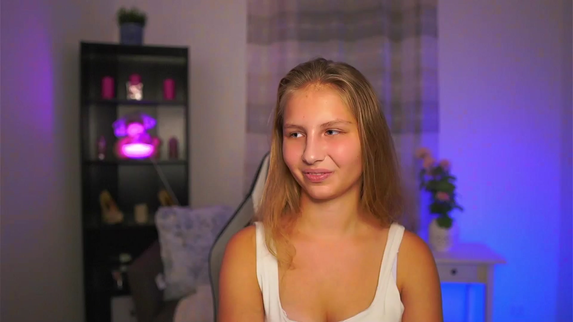 Gallery image thumbnail from Emmie_murray's myfreecams stream on, 10/31/2025, 18:06 image 1 of 20