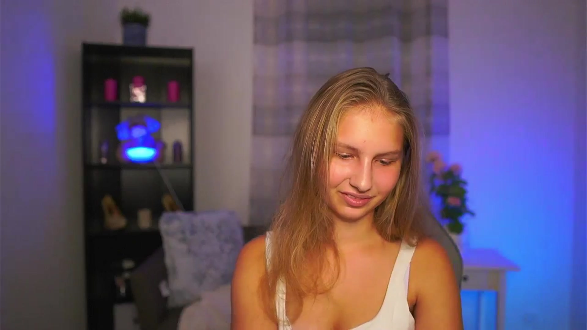 Gallery image thumbnail from Emmie_murray's myfreecams stream on, 10/31/2025, 18:06 image 17 of 20