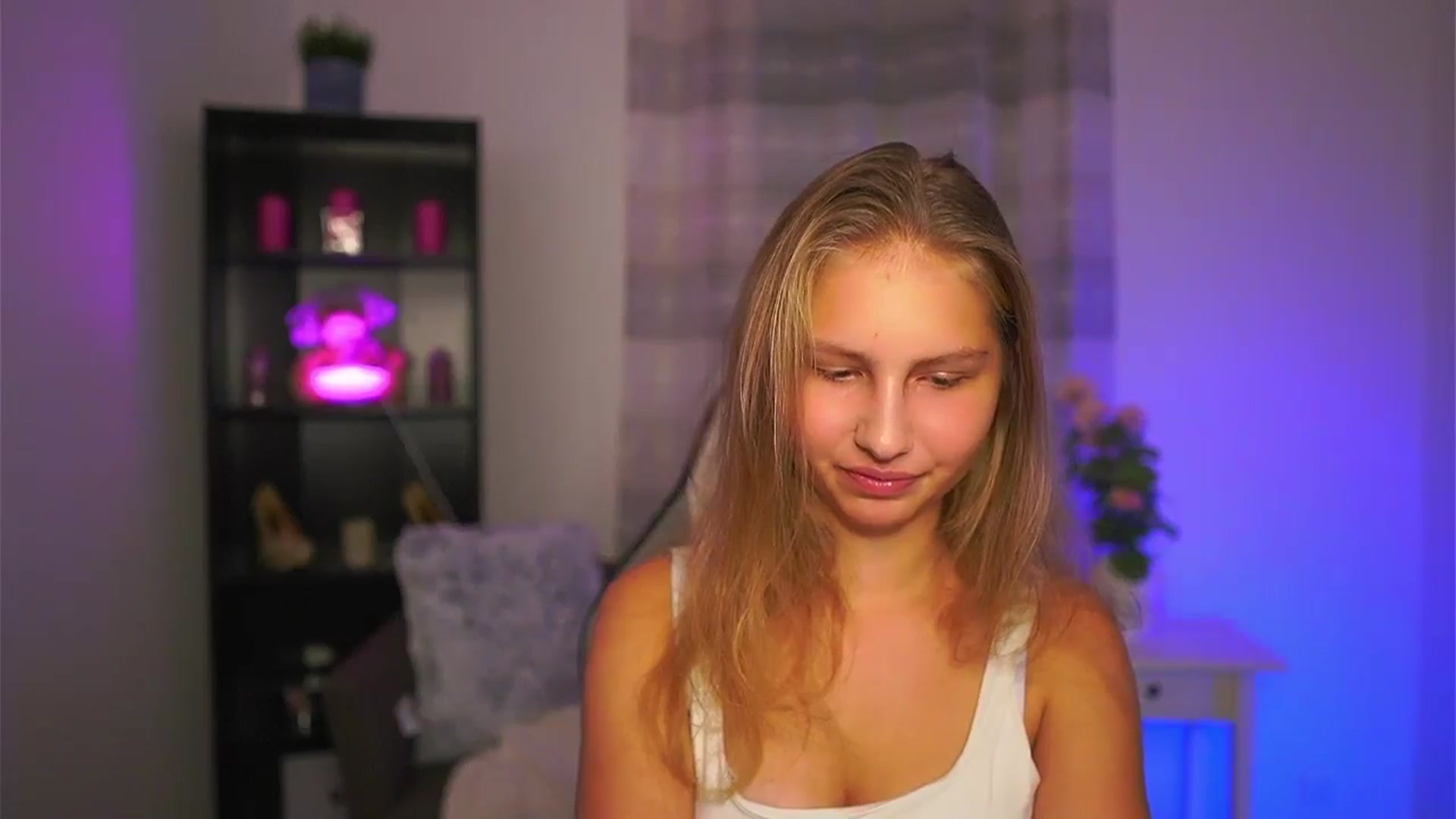 Gallery image thumbnail from Emmie_murray's myfreecams stream on, 10/31/2025, 18:06 image 15 of 20