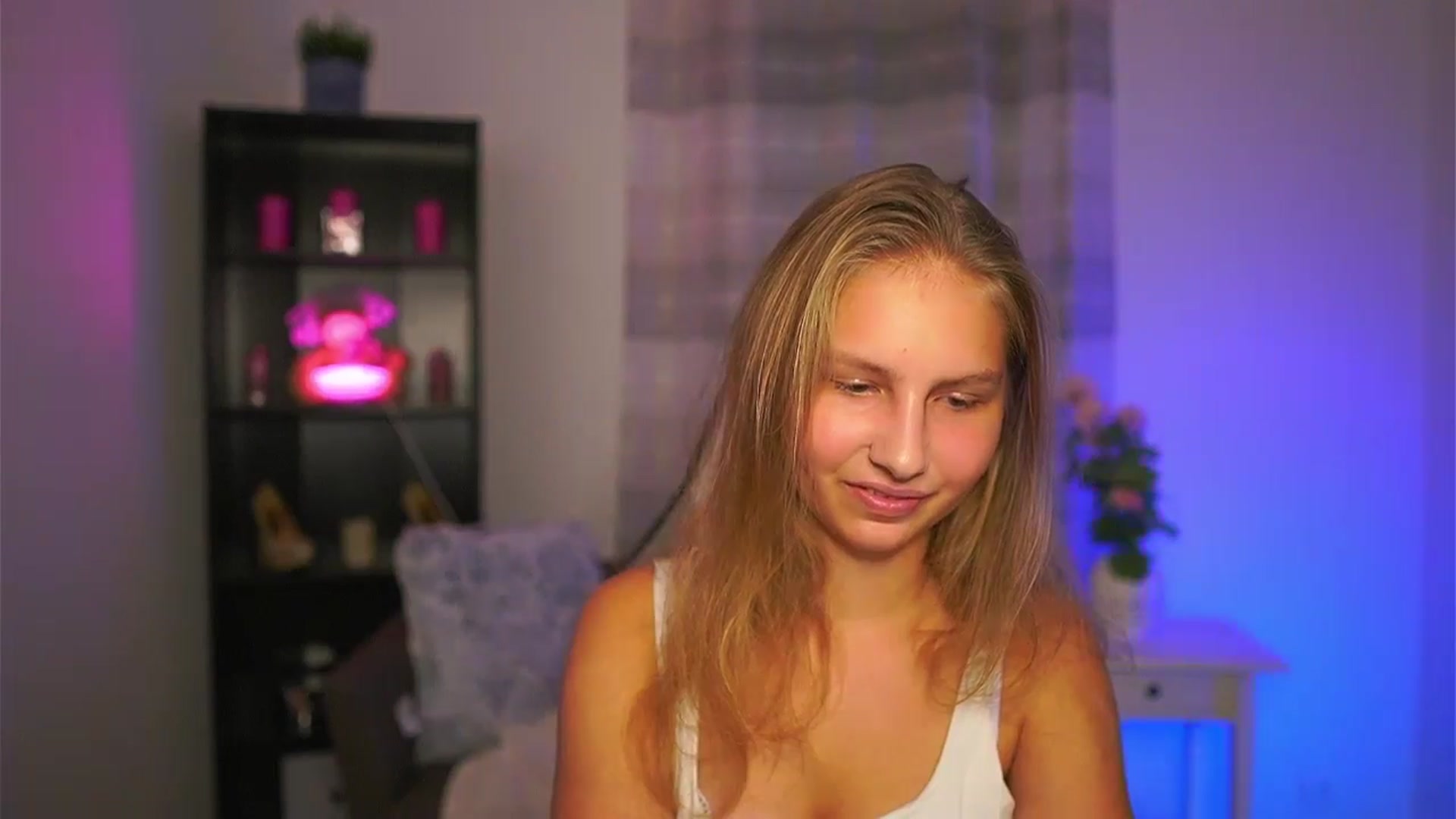 Gallery image thumbnail from Emmie_murray's myfreecams stream on, 10/31/2025, 18:06 image 16 of 20