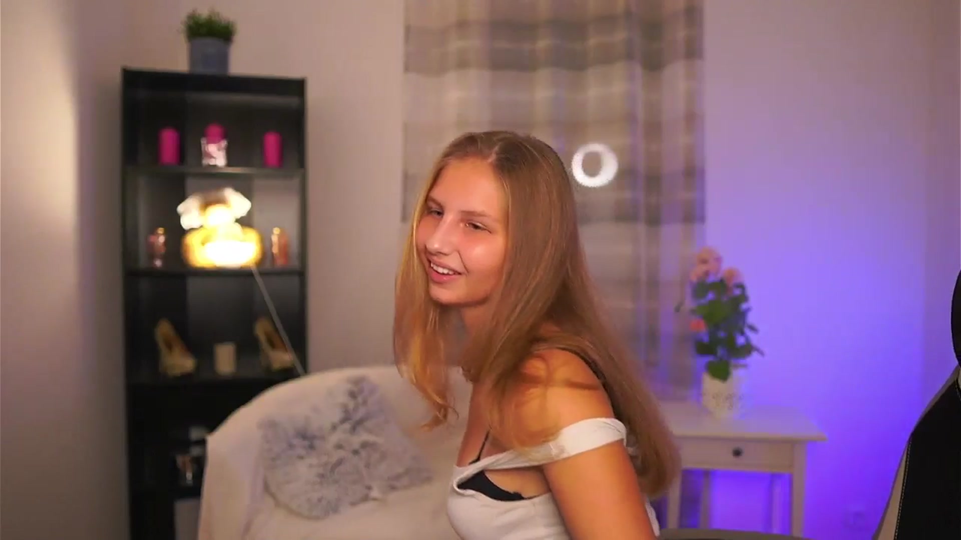 Gallery image thumbnail from Emmie_murray's myfreecams stream on, 11/05/2025, 17:15 image 7 of 20