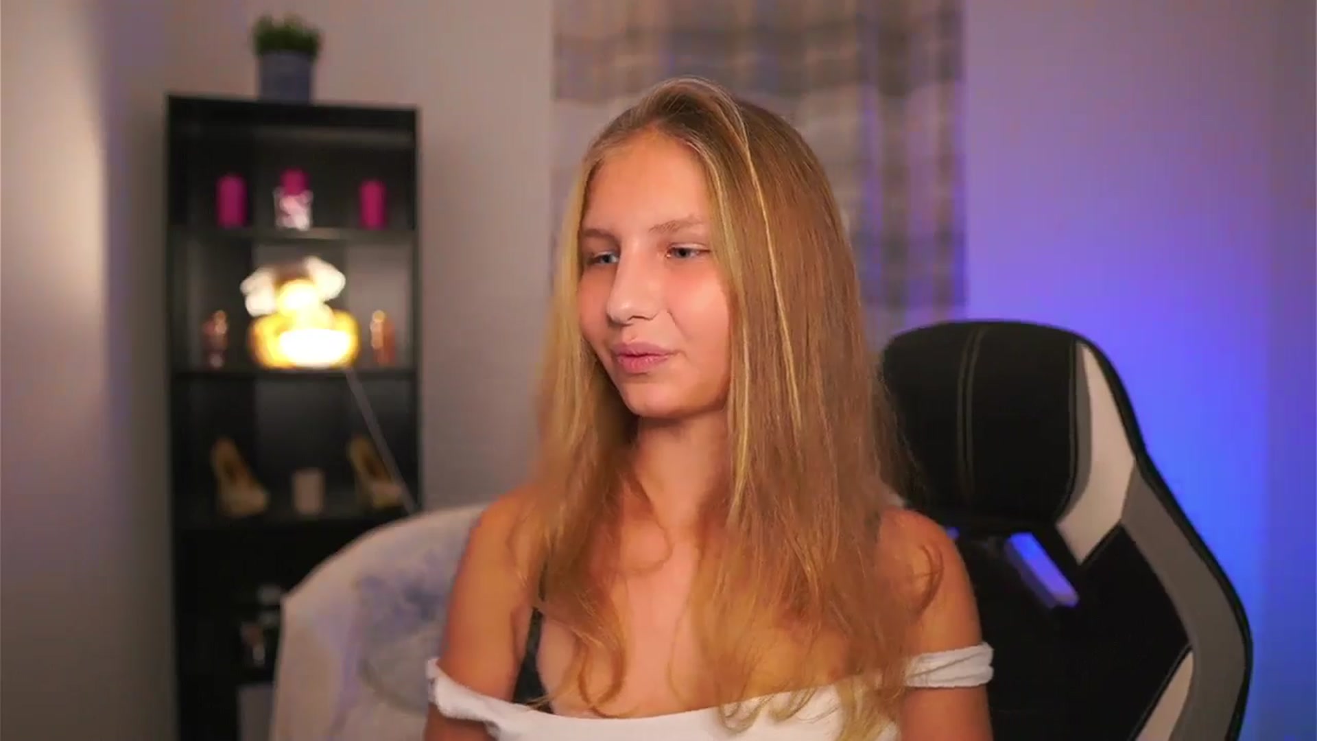 Gallery image thumbnail from Emmie_murray's myfreecams stream on, 11/05/2025, 17:15 image 10 of 20