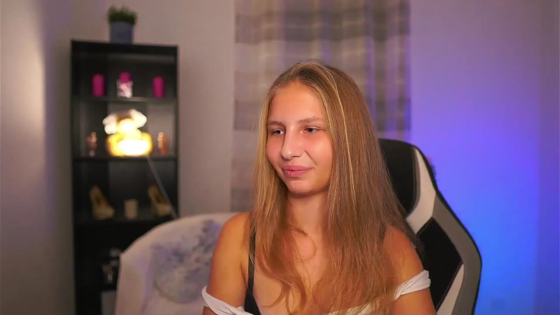 Gallery image thumbnail from Emmie_murray's myfreecams stream on, 11/05/2025, 17:15 image 14 of 20