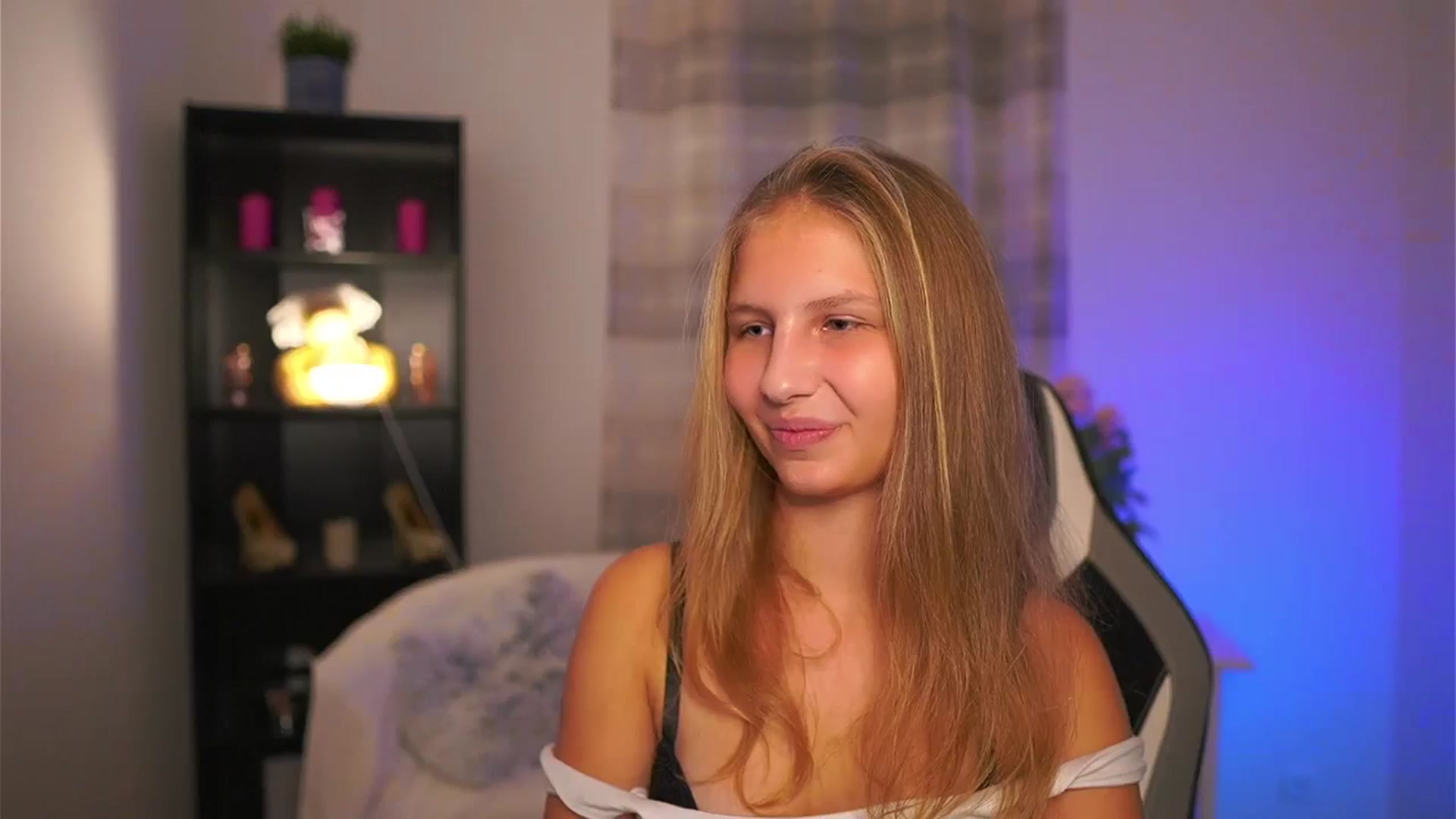 Gallery image thumbnail from Emmie_murray's myfreecams stream on, 11/05/2025, 17:15 image 12 of 20