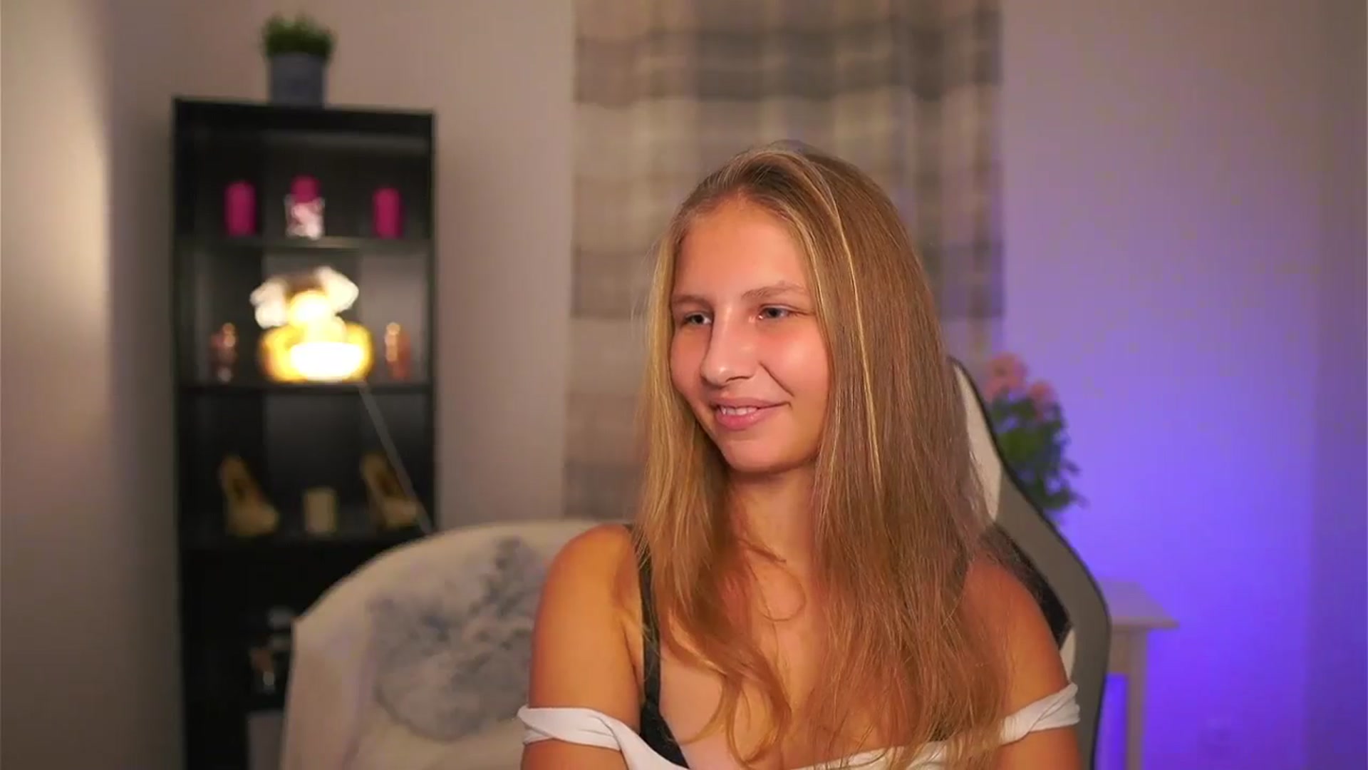 Gallery image thumbnail from Emmie_murray's myfreecams stream on, 11/05/2025, 17:15 image 13 of 20