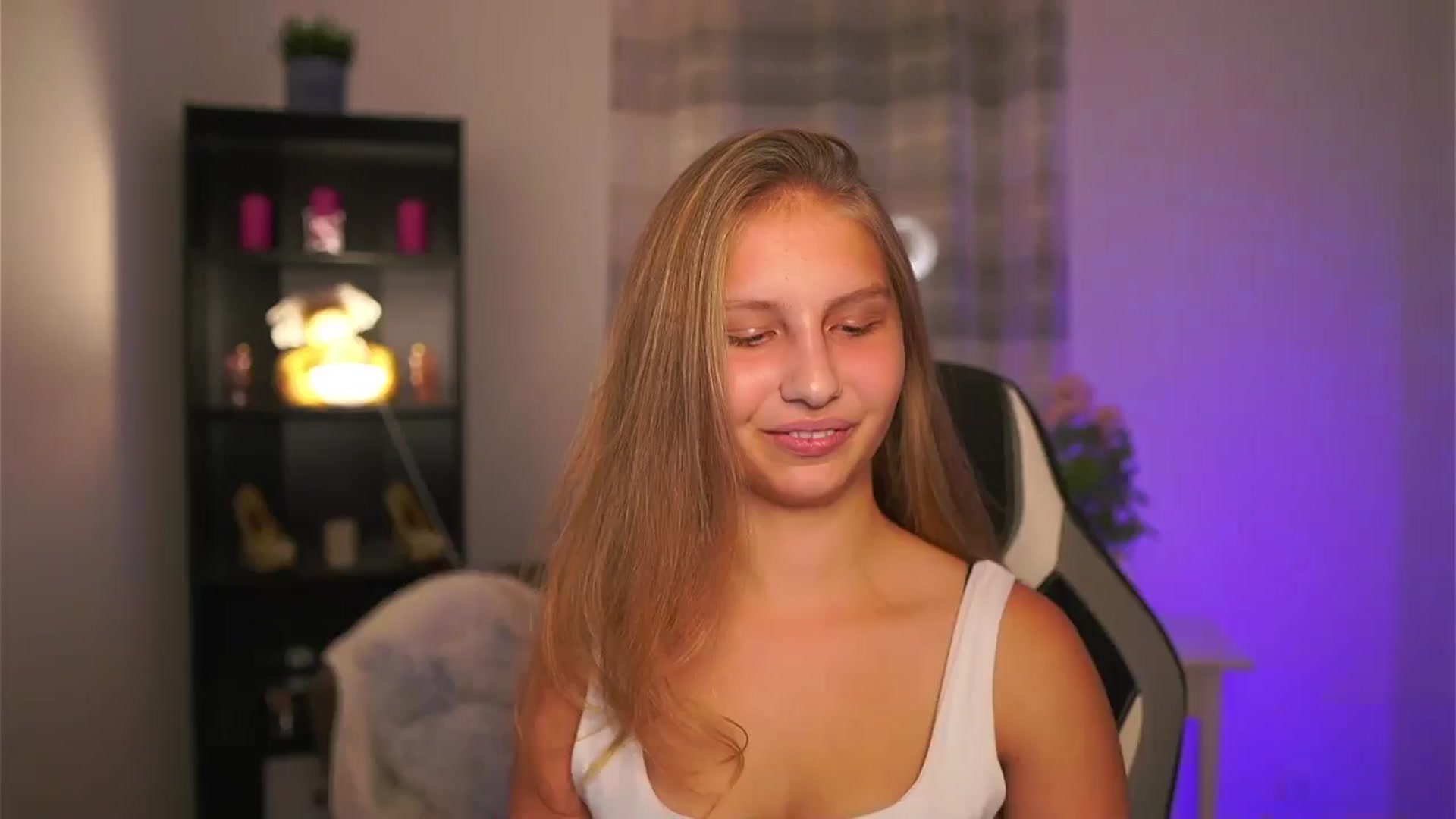 Gallery image thumbnail from Emmie_murray's myfreecams stream on, 11/05/2025, 19:04 image 9 of 20