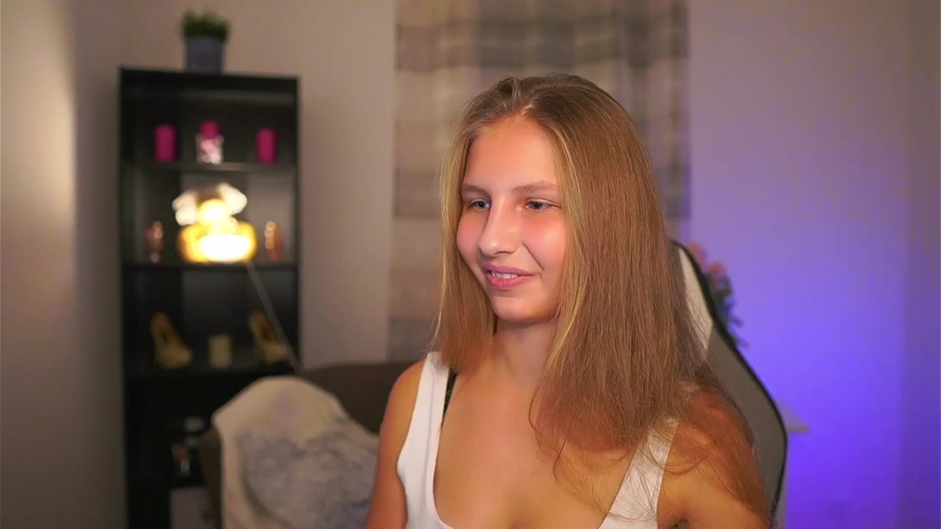 Gallery image thumbnail from Emmie_murray's myfreecams stream on, 11/05/2025, 19:04 image 14 of 20