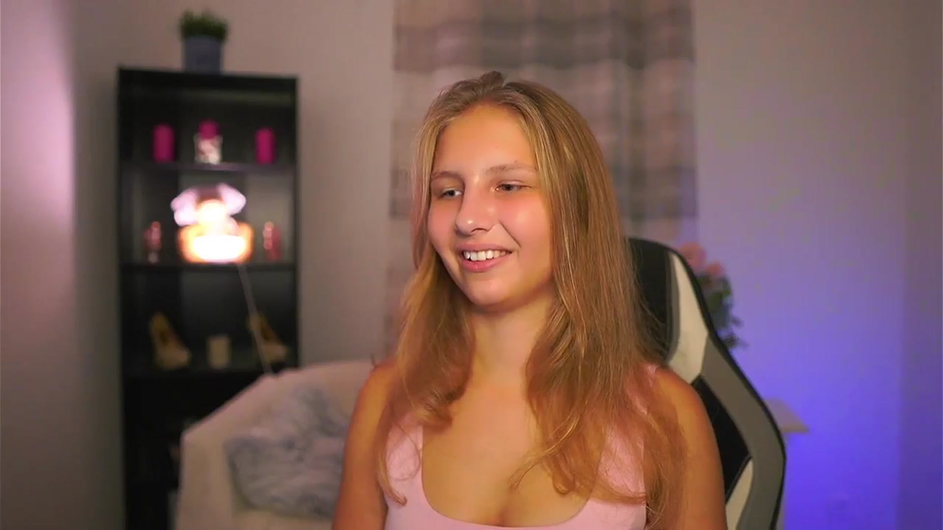 Gallery image thumbnail from Emmie_murray's myfreecams stream on, 11/06/2025, 16:44 image 10 of 20