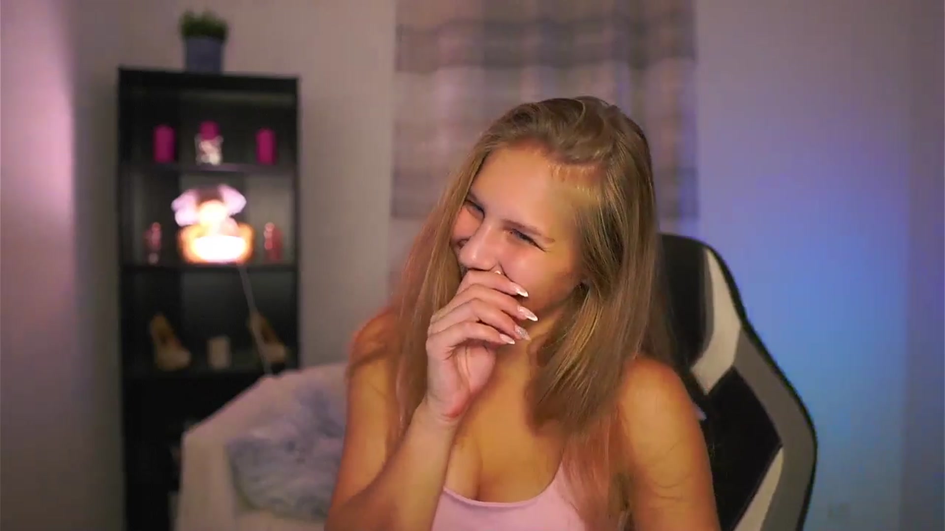 Gallery image thumbnail from Emmie_murray's myfreecams stream on, 11/06/2025, 16:44 image 6 of 20