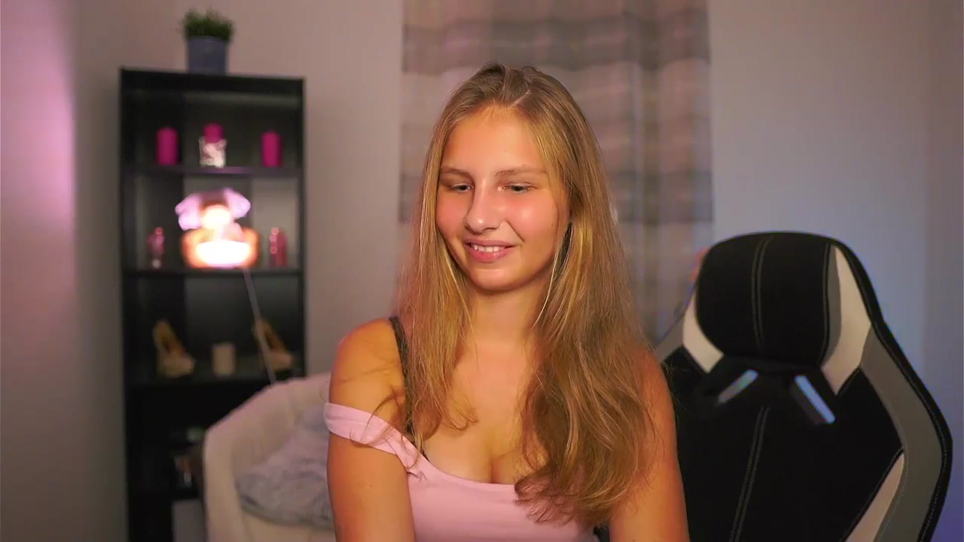 Gallery image thumbnail from Emmie_murray's myfreecams stream on, 11/06/2025, 18:50 image 20 of 20