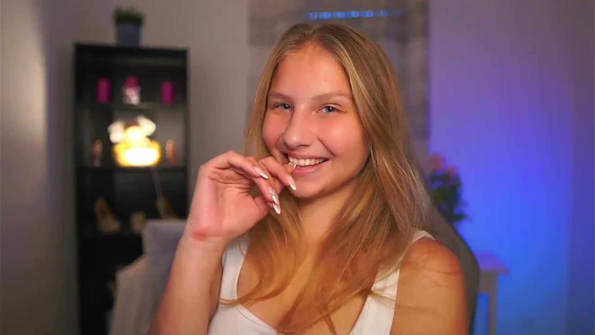 Gallery image thumbnail from Emmie_murray's myfreecams stream on, 11/07/2025, 15:00 image 4 of 20