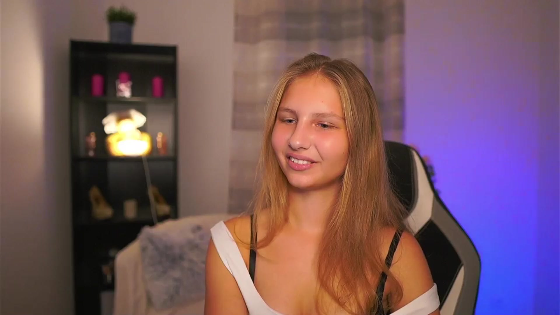 Gallery image thumbnail from Emmie_murray's myfreecams stream on, 11/07/2025, 16:06 image 12 of 20