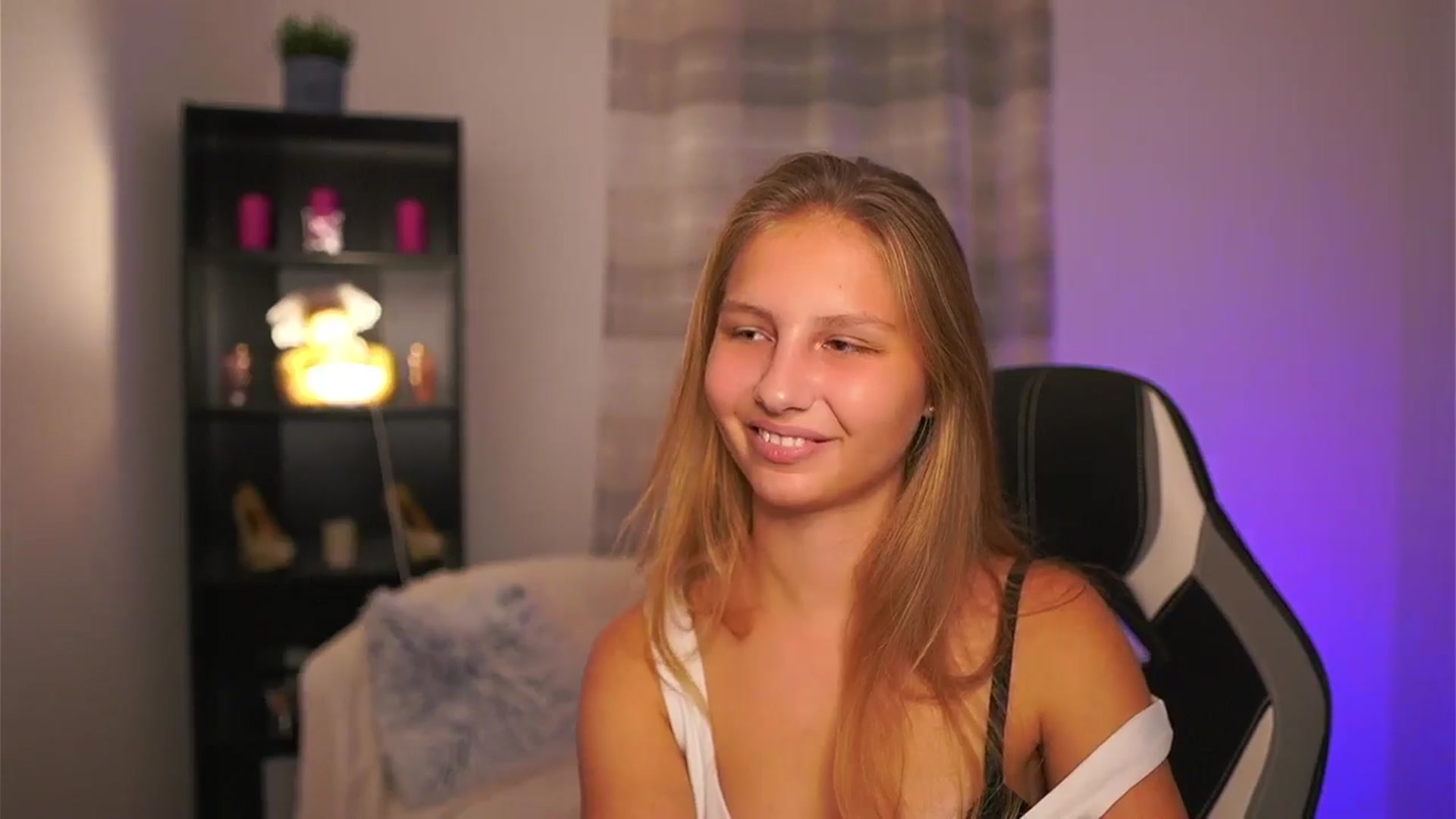Gallery image thumbnail from Emmie_murray's myfreecams stream on, 11/07/2025, 16:06 image 14 of 20