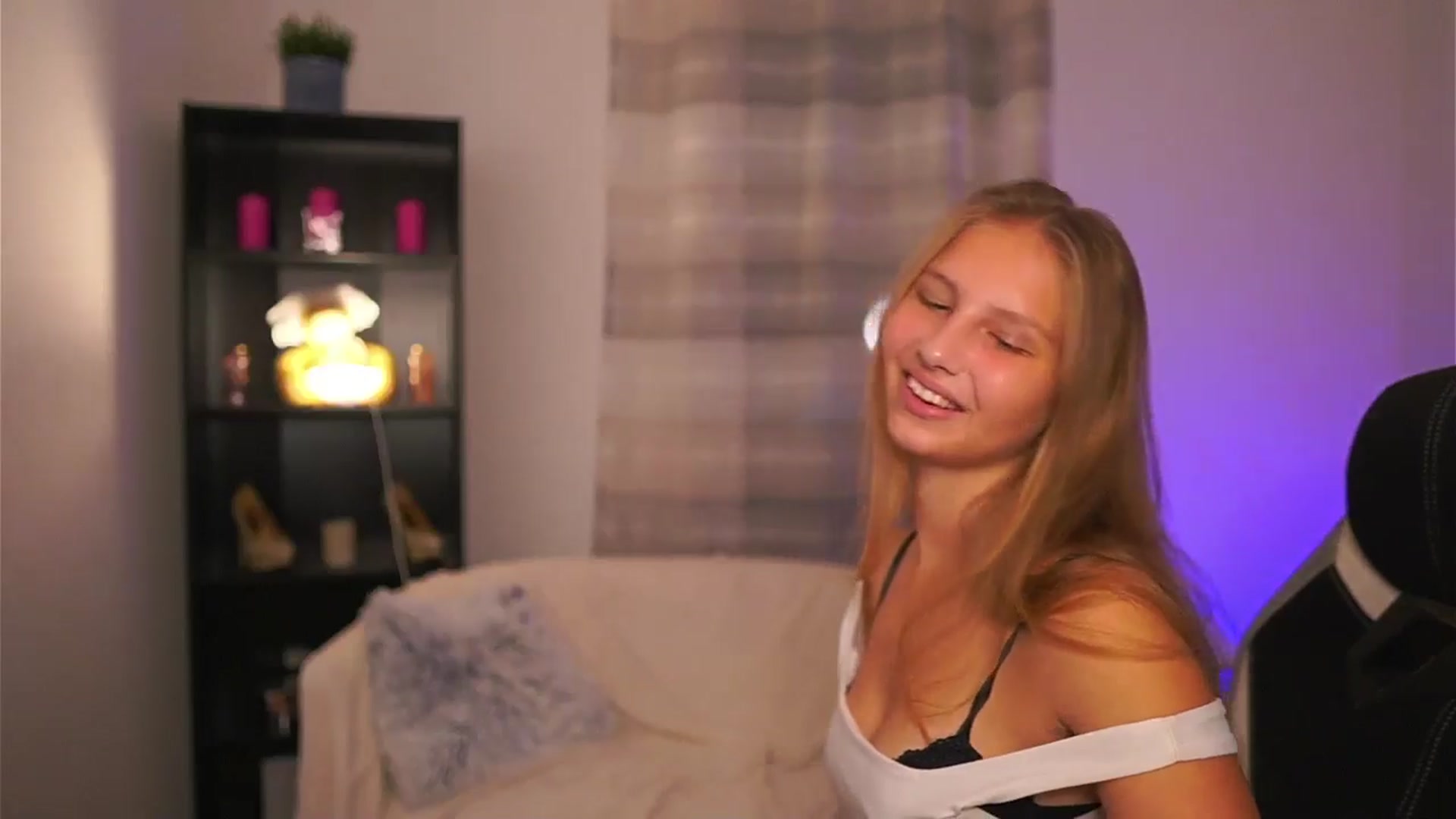 Gallery image thumbnail from Emmie_murray's myfreecams stream on, 11/07/2025, 16:06 image 13 of 20