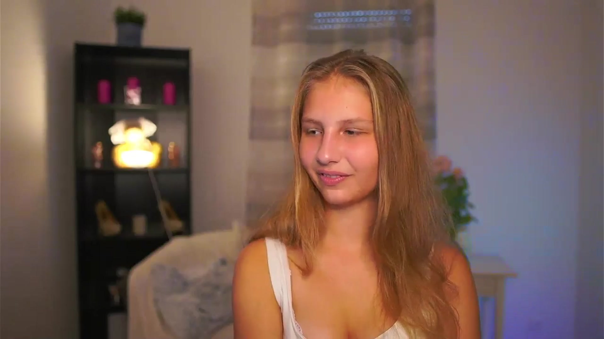 Gallery image thumbnail from Emmie_murray's myfreecams stream on, 11/08/2025, 15:05 image 14 of 20