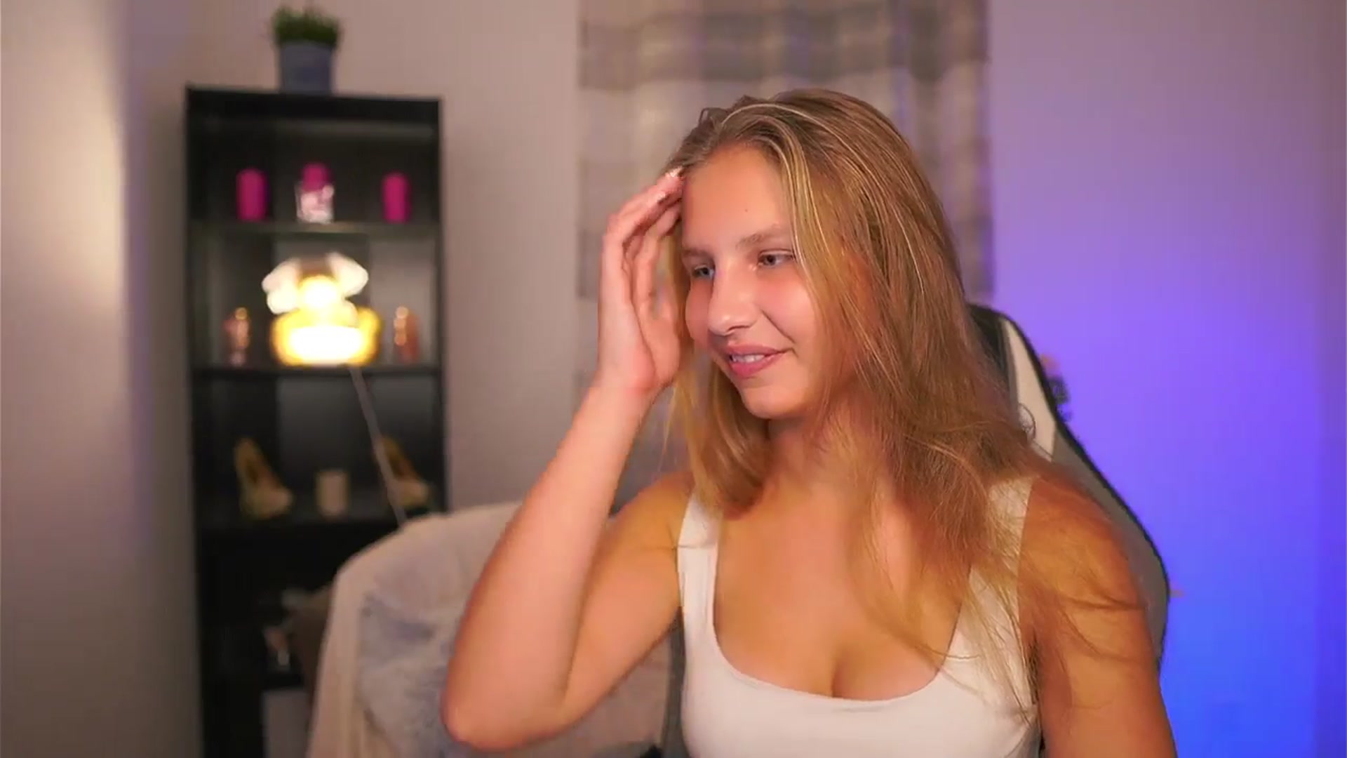 Gallery image thumbnail from Emmie_murray's myfreecams stream on, 11/08/2025, 16:35 image 4 of 20