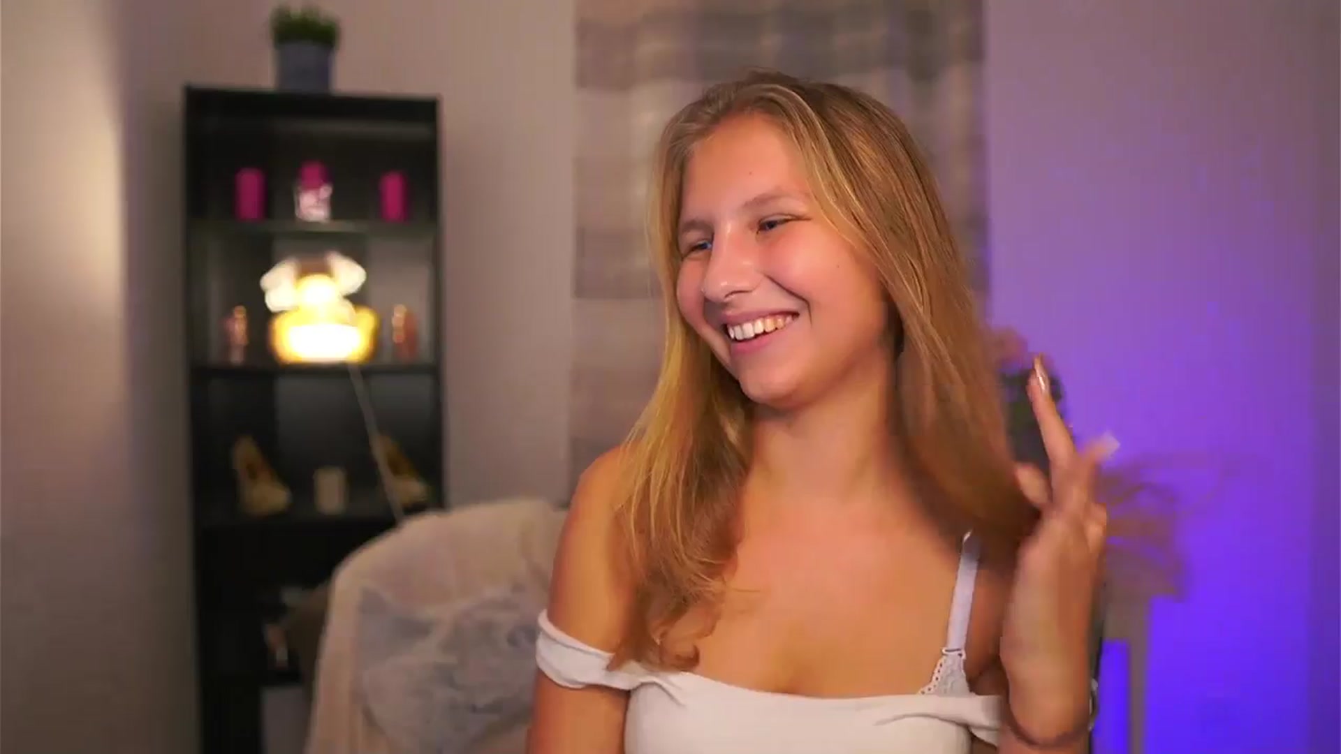 Gallery image thumbnail from Emmie_murray's myfreecams stream on, 11/08/2025, 17:57 image 10 of 20