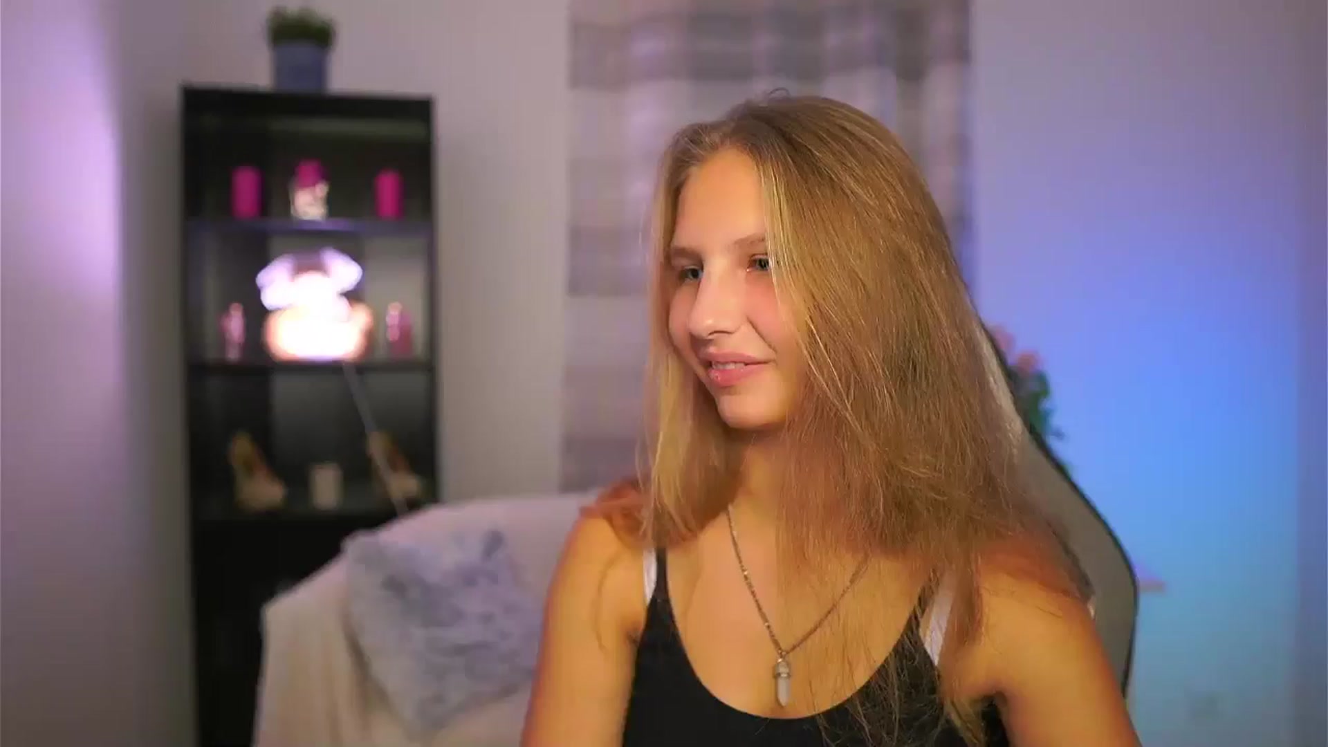 Gallery image thumbnail from Emmie_murray's myfreecams stream on, 11/12/2025, 16:23 image 7 of 20