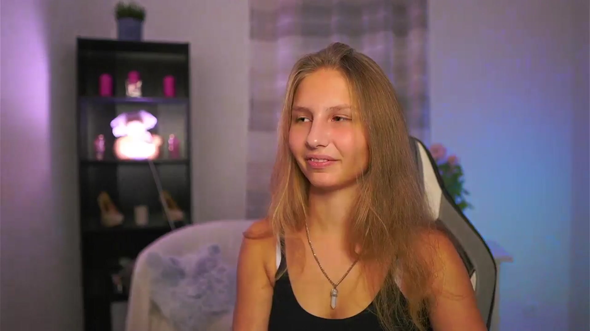 Gallery image thumbnail from Emmie_murray's myfreecams stream on, 11/12/2025, 18:45 image 14 of 20