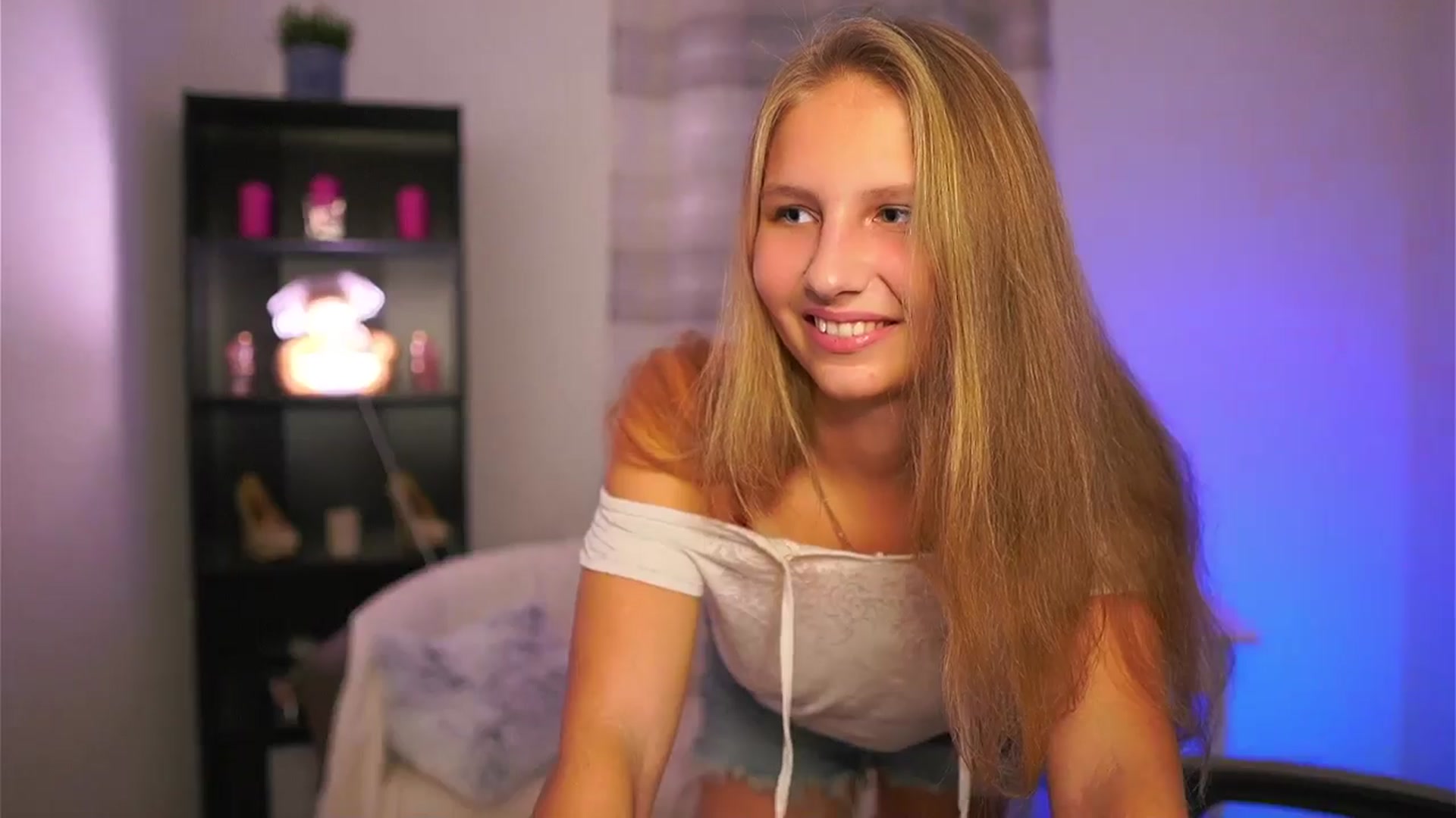 Gallery image thumbnail from Emmie_murray's myfreecams stream on, 11/13/2025, 17:31 image 13 of 20