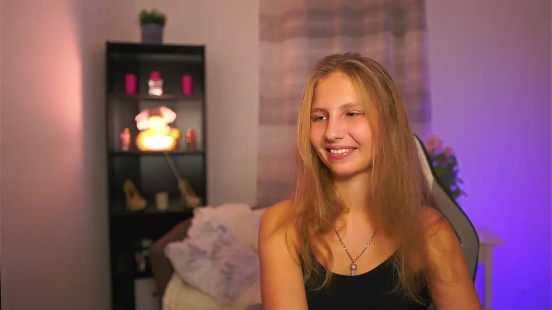 Gallery image thumbnail from Emmie_murray's myfreecams stream on, 11/14/2025, 16:52 image 15 of 20