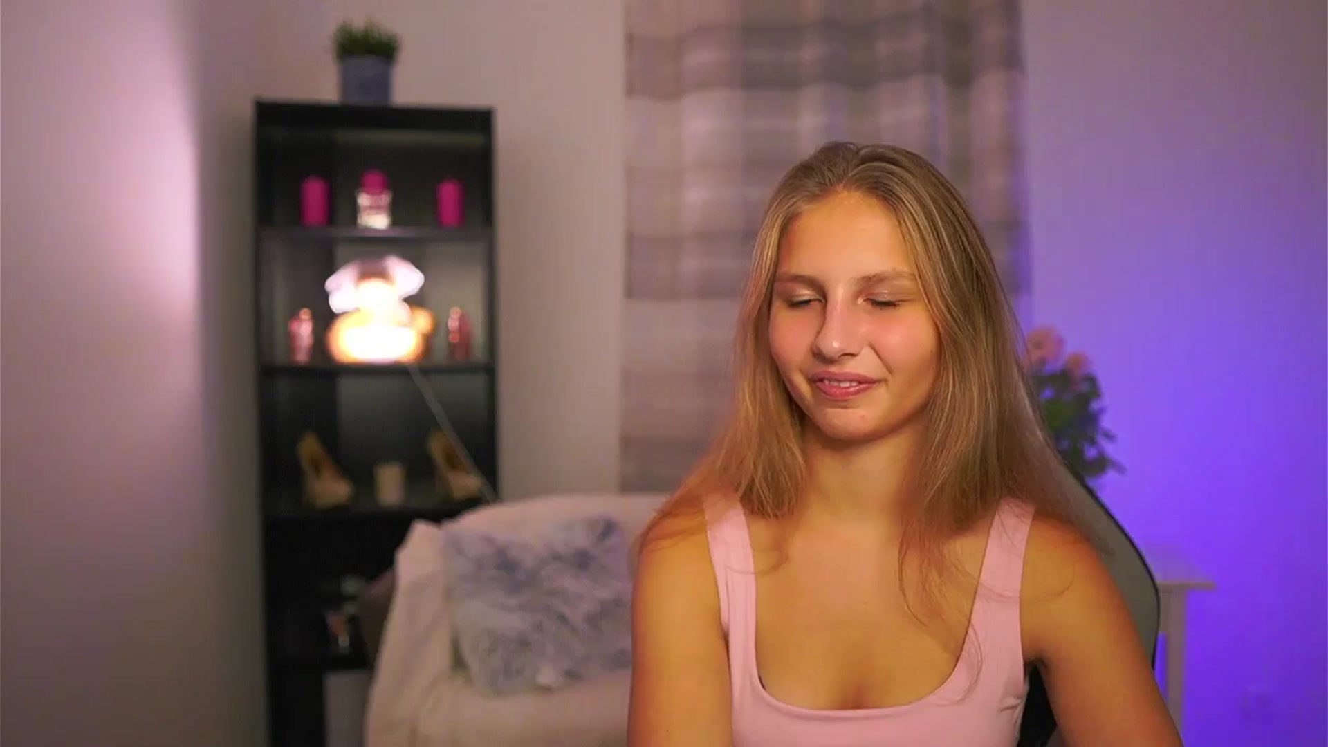 Gallery image thumbnail from Emmie_murray's myfreecams stream on, 11/15/2025, 16:27 image 8 of 20