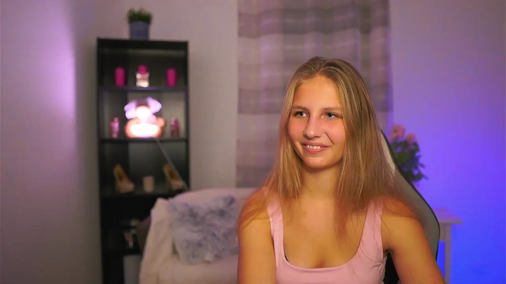 Gallery image thumbnail from Emmie_murray's myfreecams stream on, 11/15/2025, 16:27 image 9 of 20