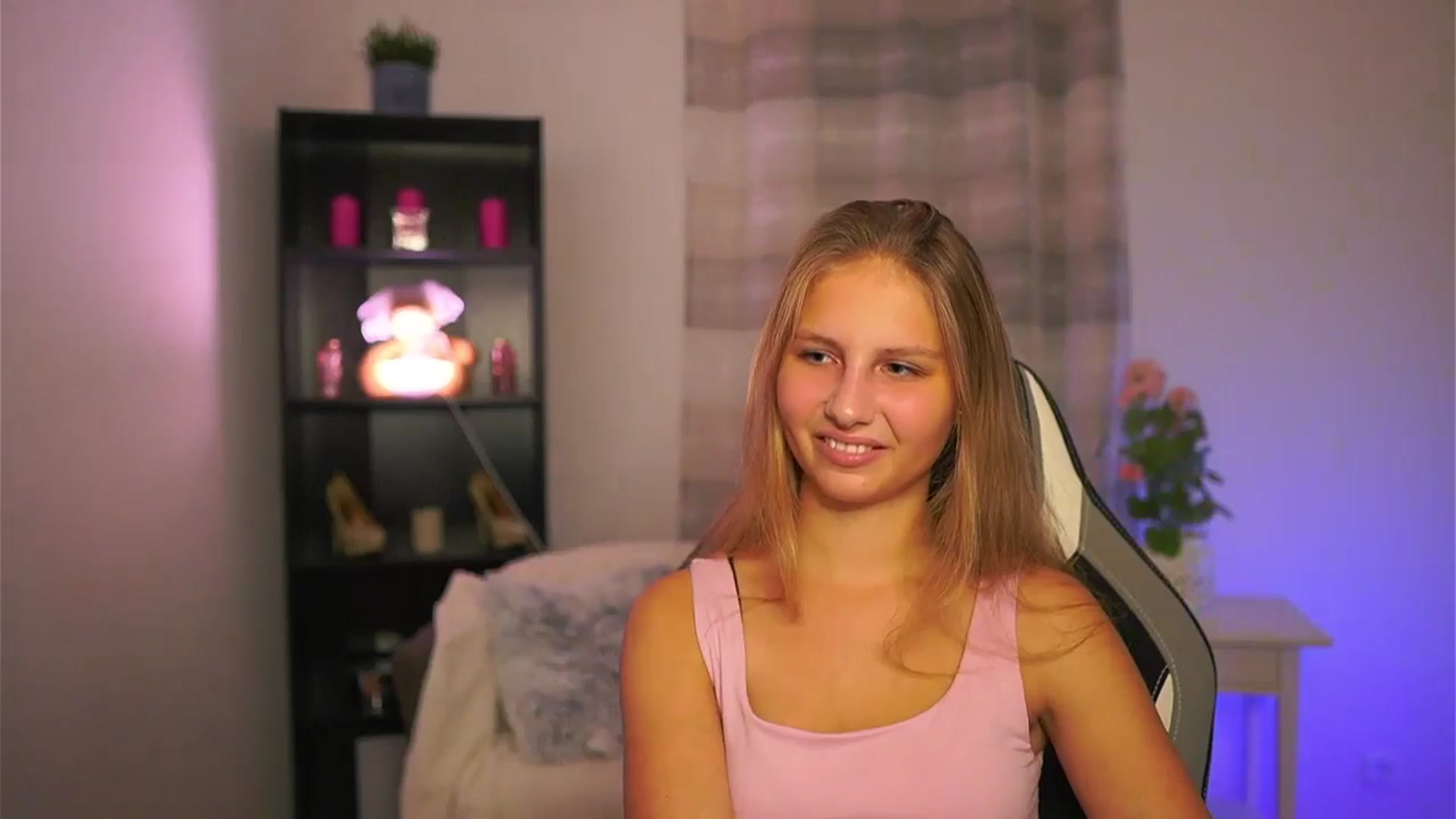 Gallery image thumbnail from Emmie_murray's myfreecams stream on, 11/15/2025, 16:27 image 16 of 20