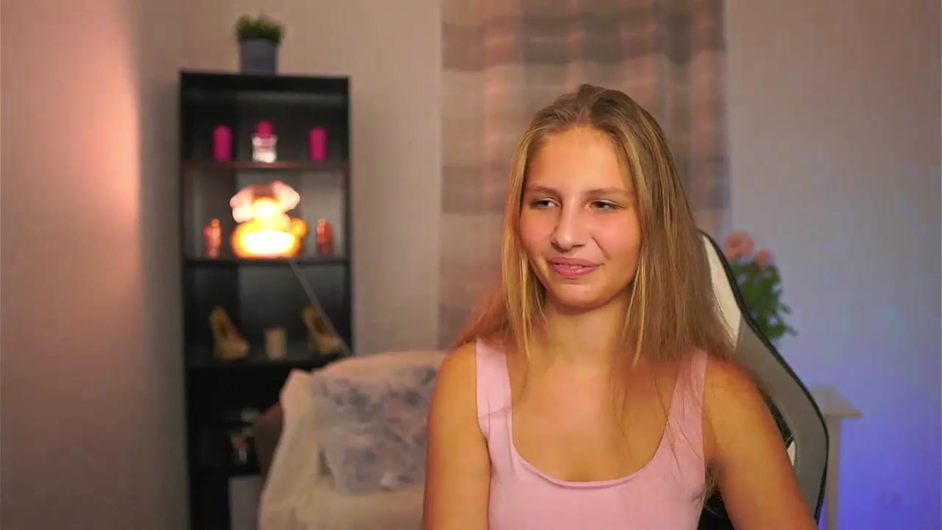 Gallery image thumbnail from Emmie_murray's myfreecams stream on, 11/15/2025, 19:13 image 16 of 20