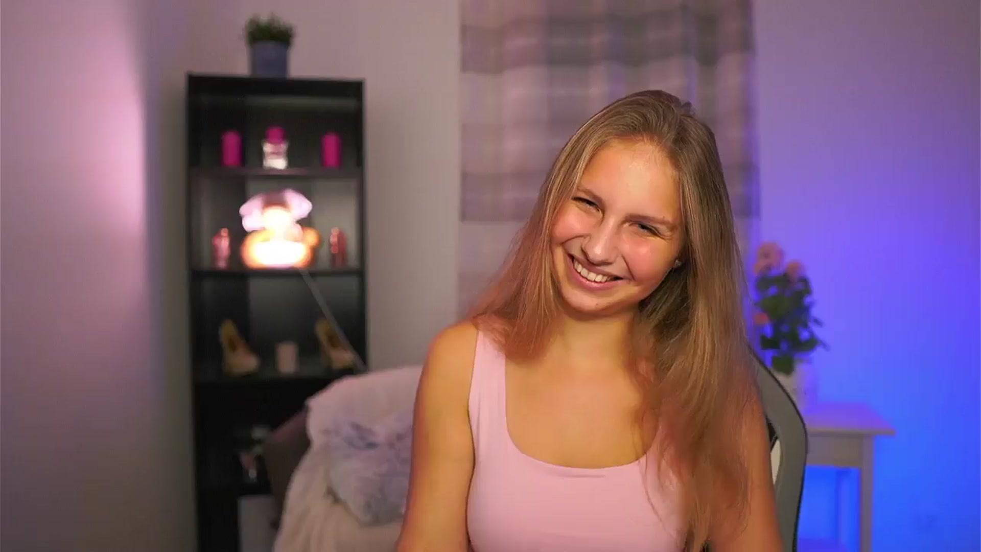 Gallery image thumbnail from Emmie_murray's myfreecams stream on, 11/15/2025, 20:49 image 16 of 20