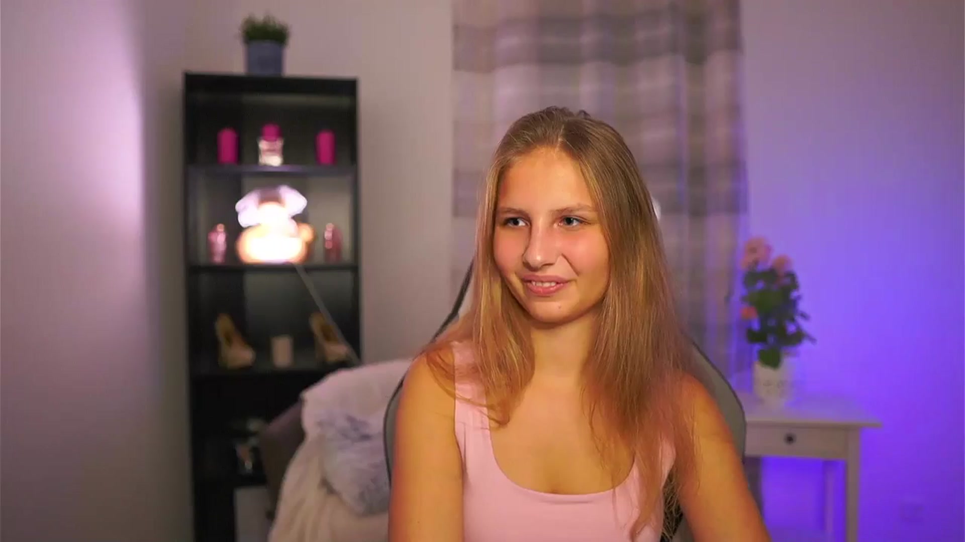 Gallery image thumbnail from Emmie_murray's myfreecams stream on, 11/15/2025, 20:49 image 17 of 20