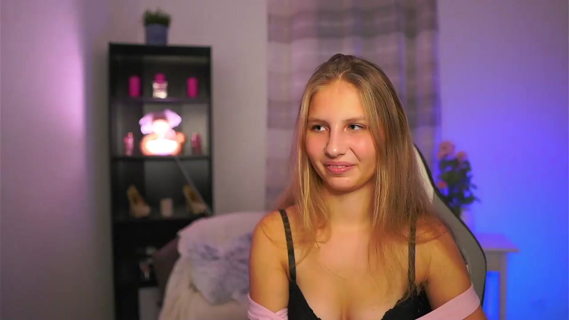 Gallery image thumbnail from Emmie_murray's myfreecams stream on, 11/15/2025, 21:45 image 17 of 20