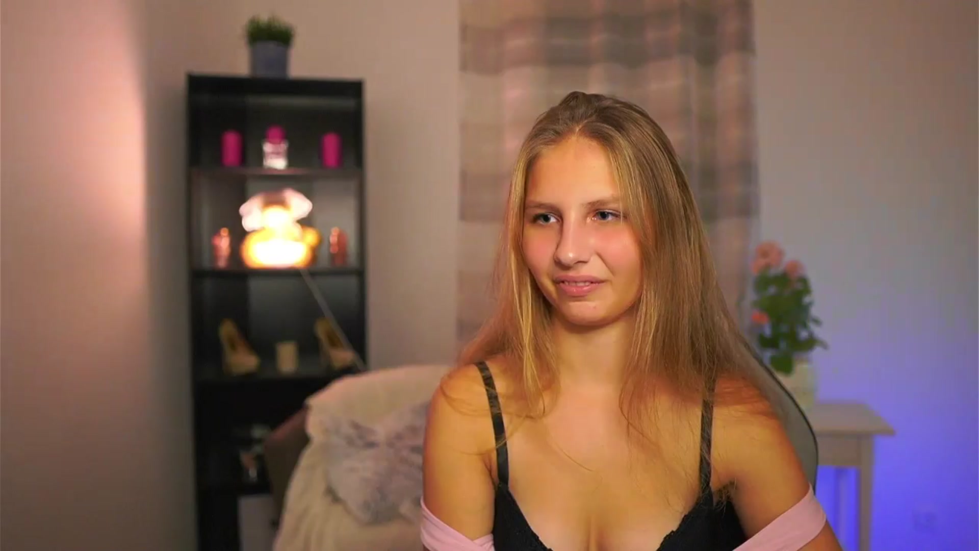 Gallery image thumbnail from Emmie_murray's myfreecams stream on, 11/15/2025, 21:45 image 16 of 20