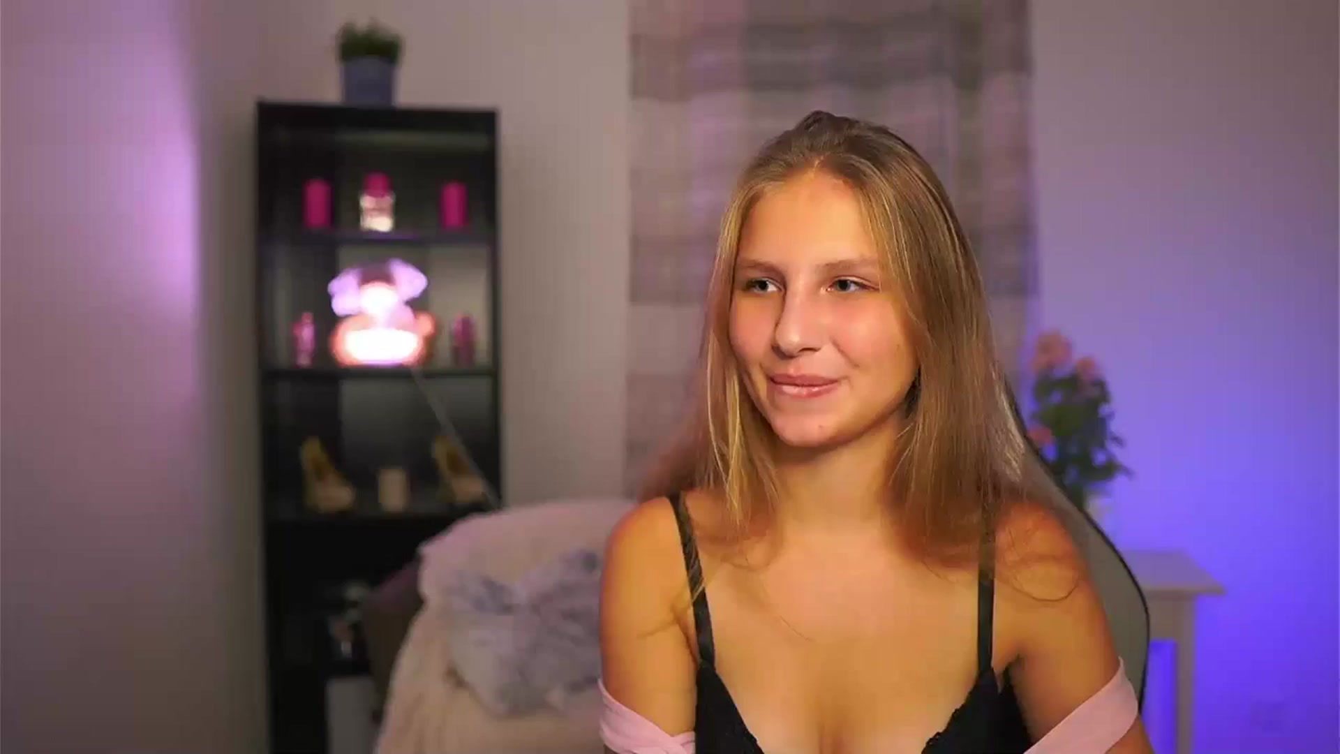 Gallery image thumbnail from Emmie_murray's myfreecams stream on, 11/15/2025, 21:45 image 14 of 20