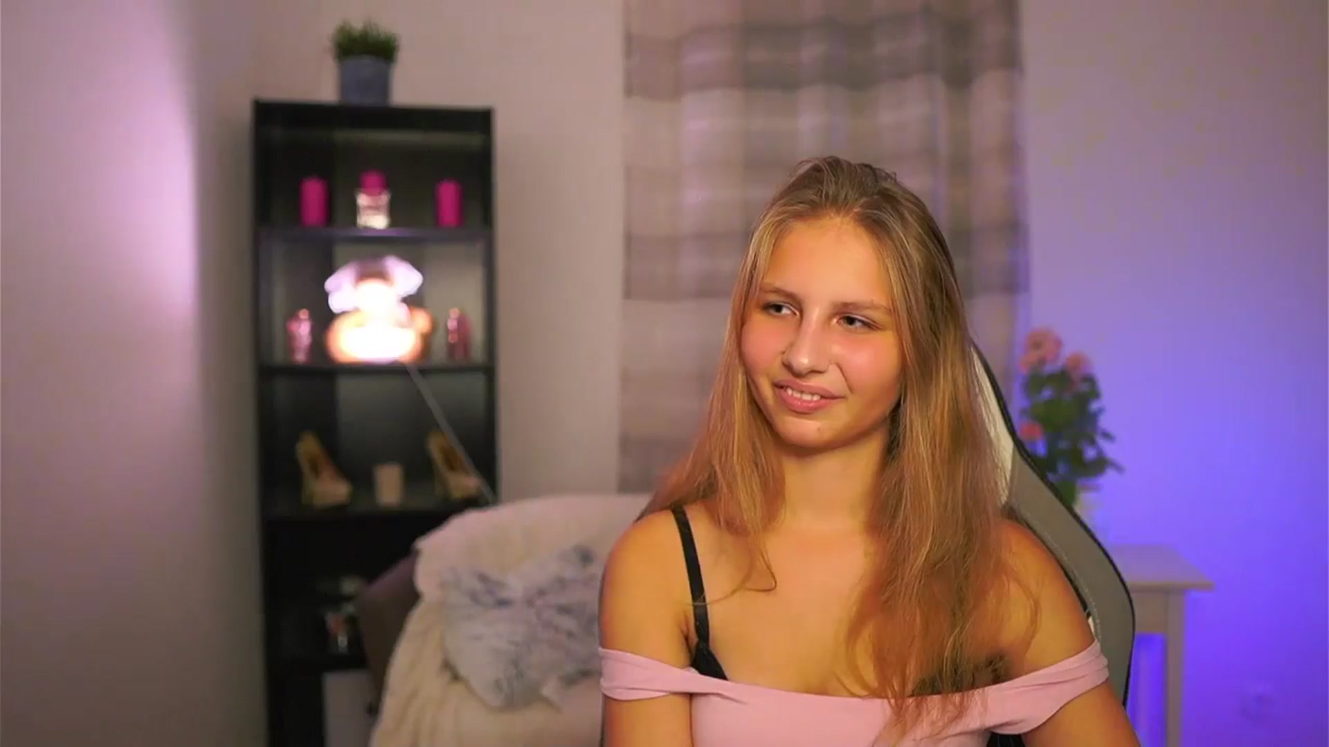 Gallery image thumbnail from Emmie_murray's myfreecams stream on, 11/15/2025, 23:30 image 11 of 20
